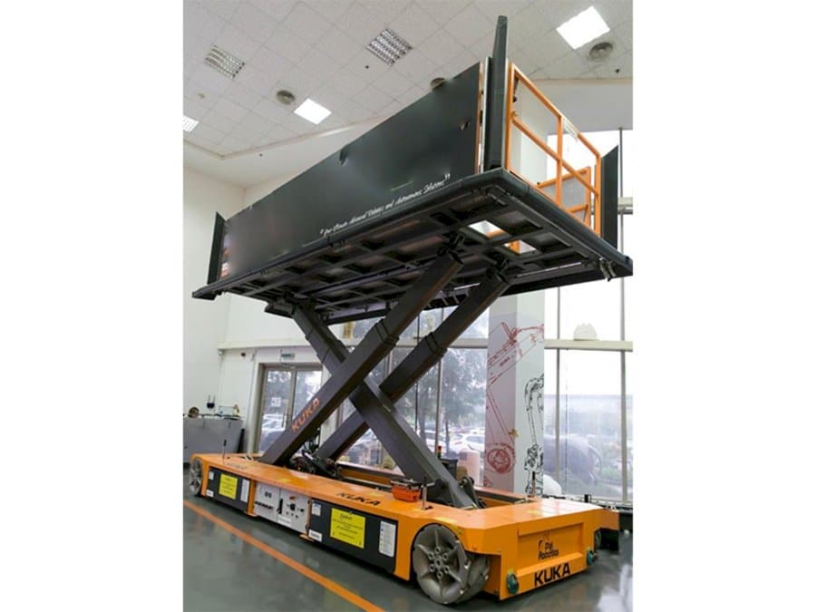 Vooraanzicht  van KUKA KoM TL-3 E575 1000  machine