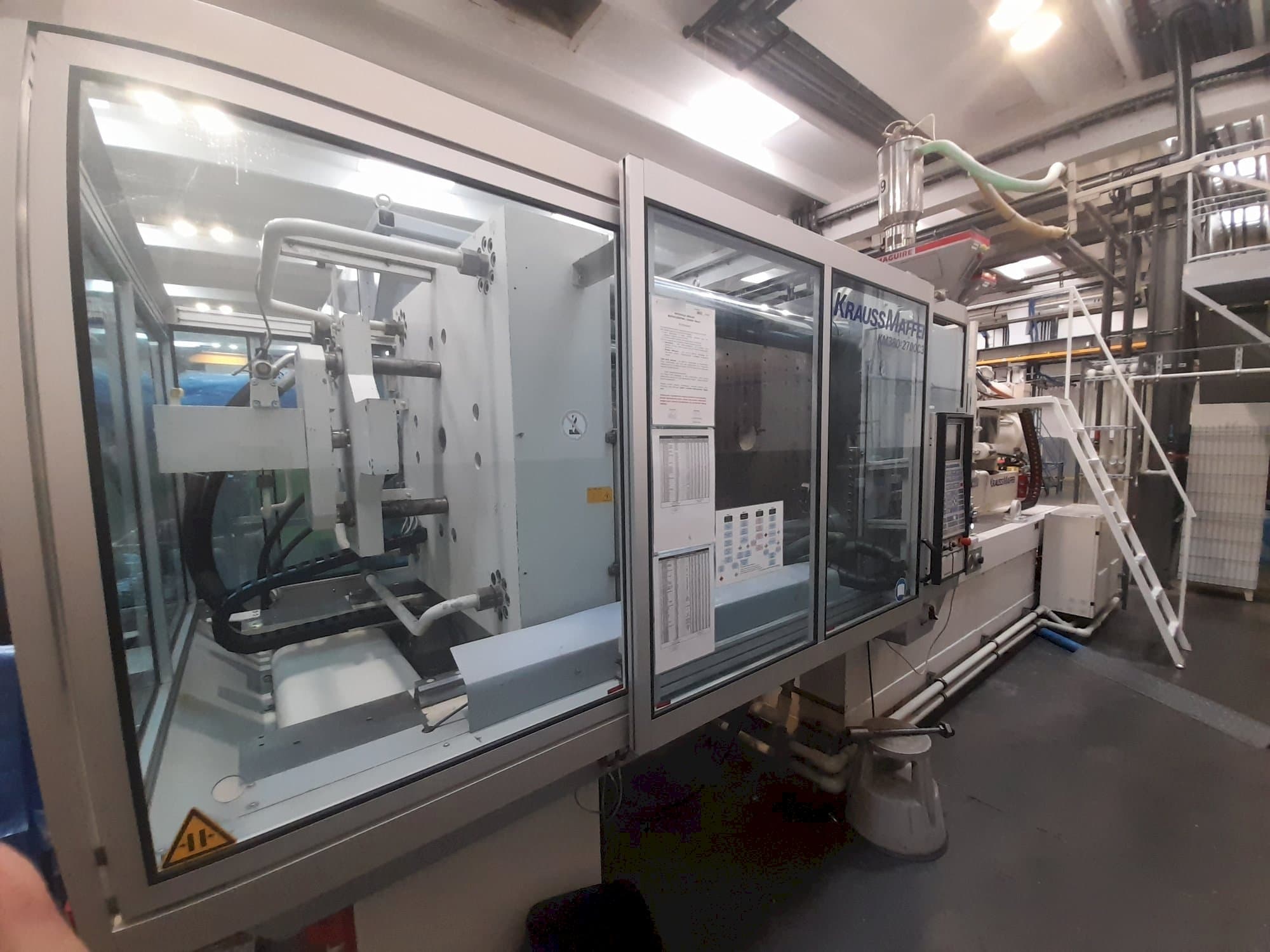 Linkerzijdeaanzicht van Krauss Maffei 380-2700 C3 machine