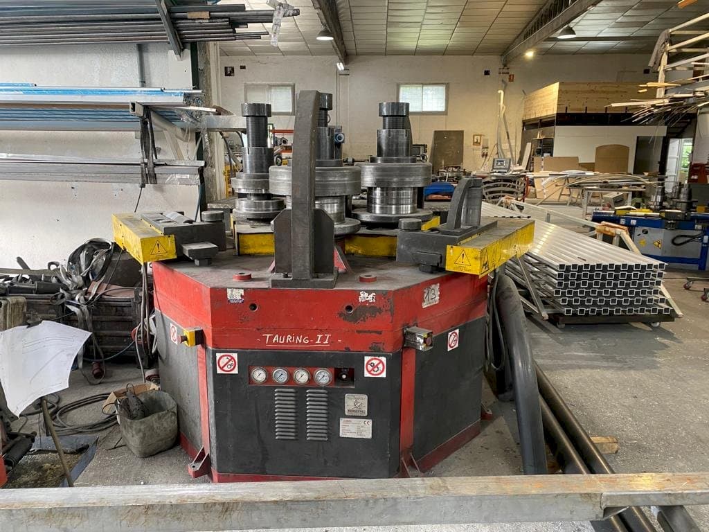 Vooraanzicht van Tauring Alfa 200 machine