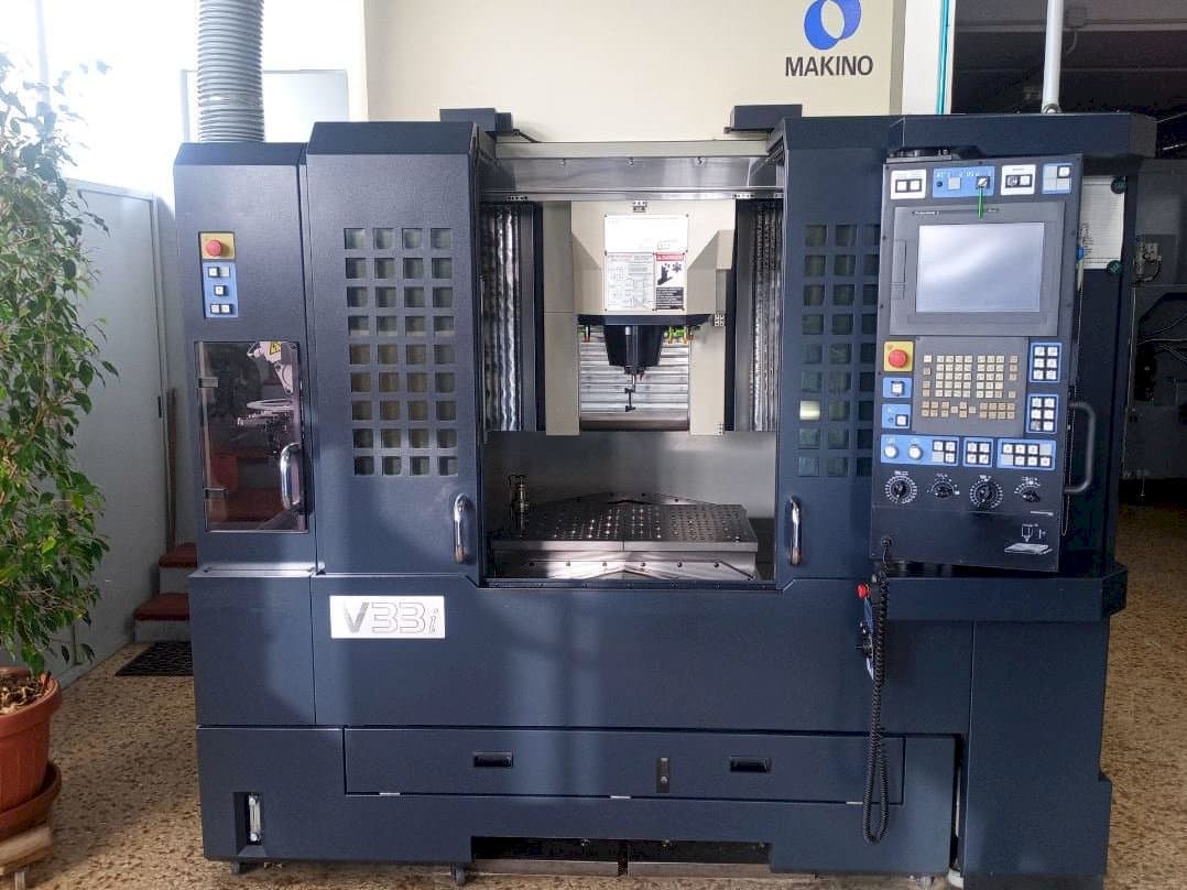 Vooraanzicht  van Makino V33i A15F  machine