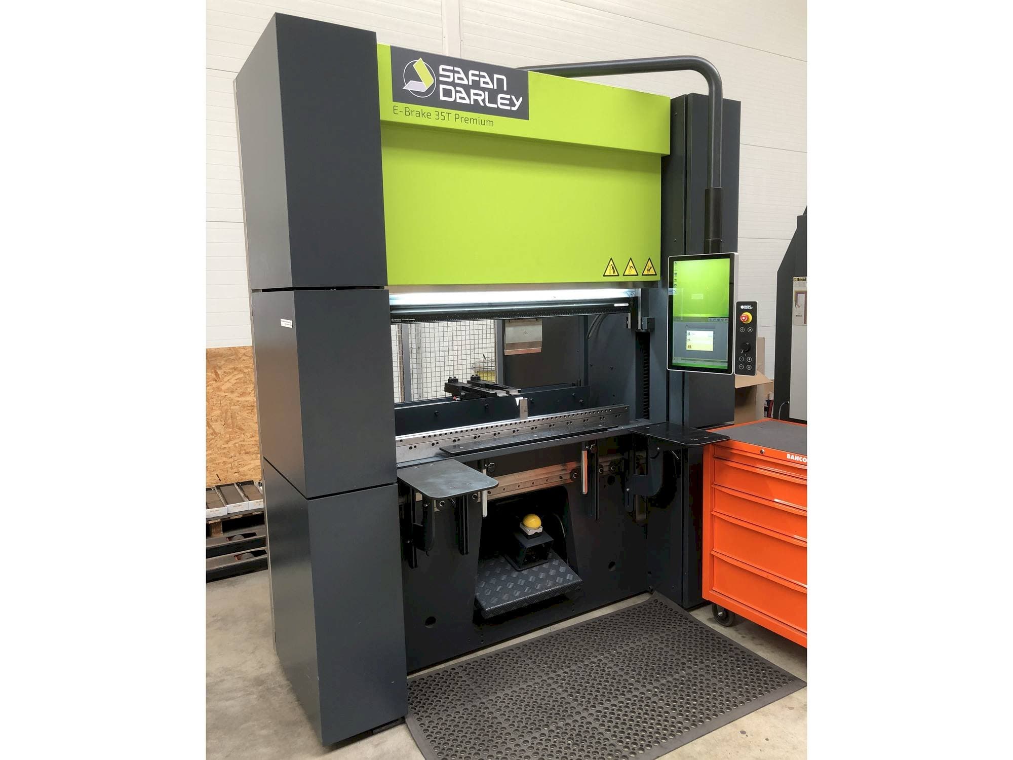 Vooraanzicht van Safan Darley E-Brake 35T Premium machine