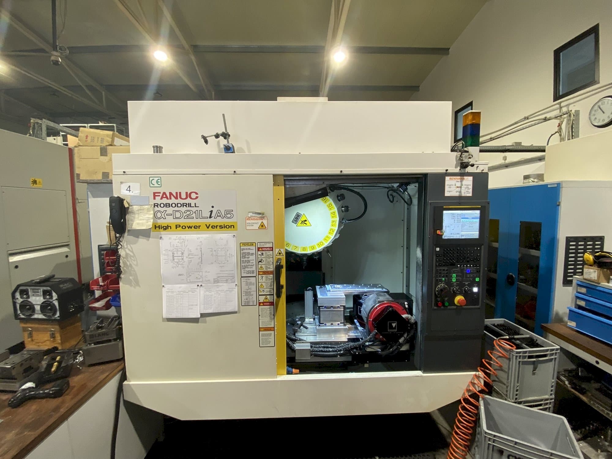 Vooraanzicht van FANUC Robodrill Alpha D21LiB5 machine