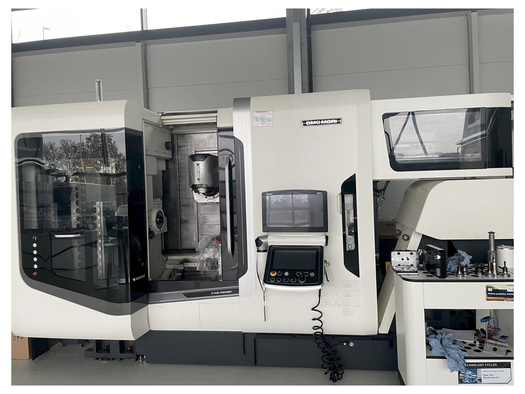 Vooraanzicht van DMG MORI NTX 1000 machine