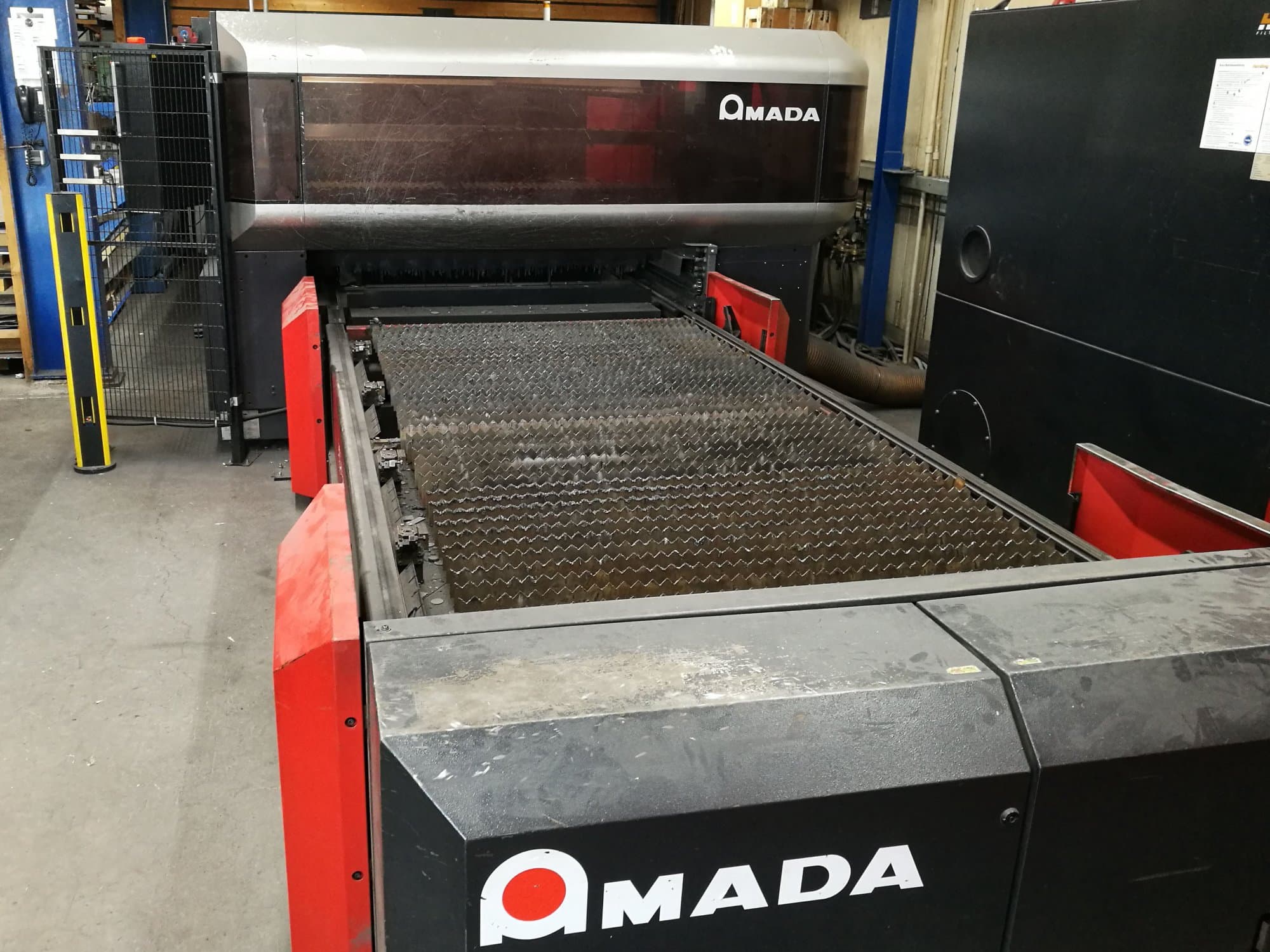 Vooraanzicht  van AMADA LC 3015 X1 NT machine