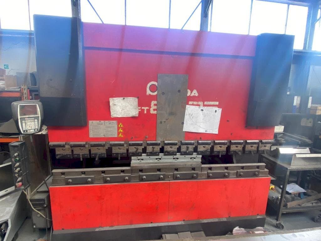 Vooraanzicht van AMADA HFT 80 25 machine