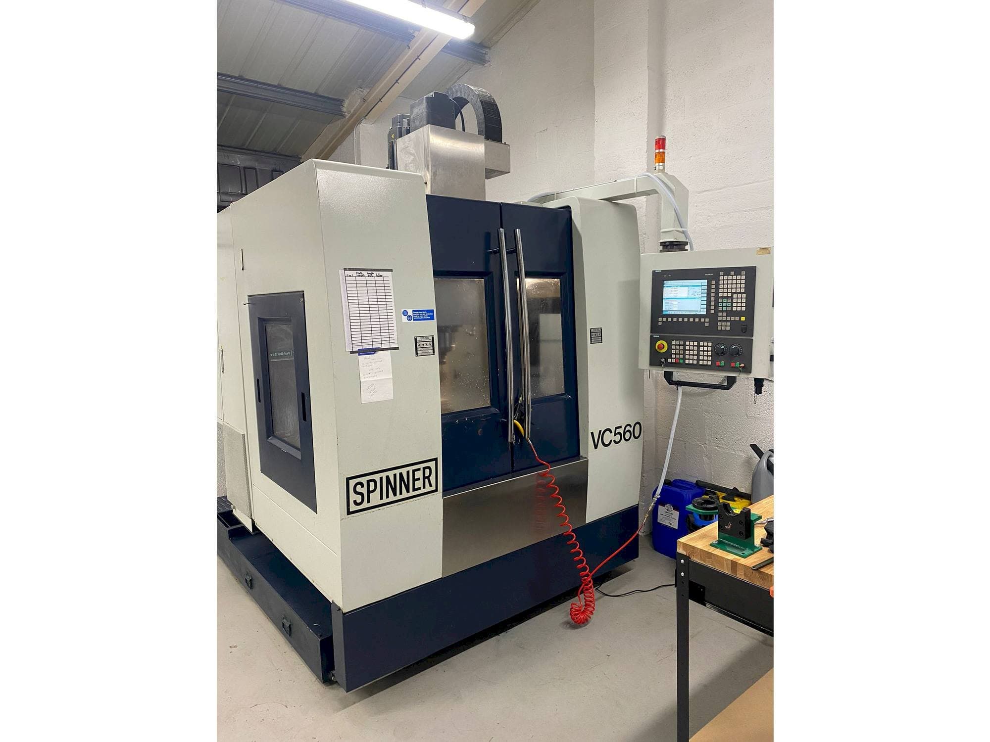 Vooraanzicht van SPINNER VC560 machine