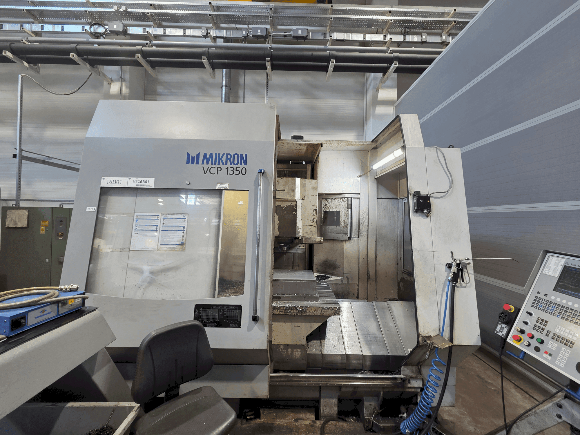 Vooraanzicht van MIKRON VCP 1350 machine