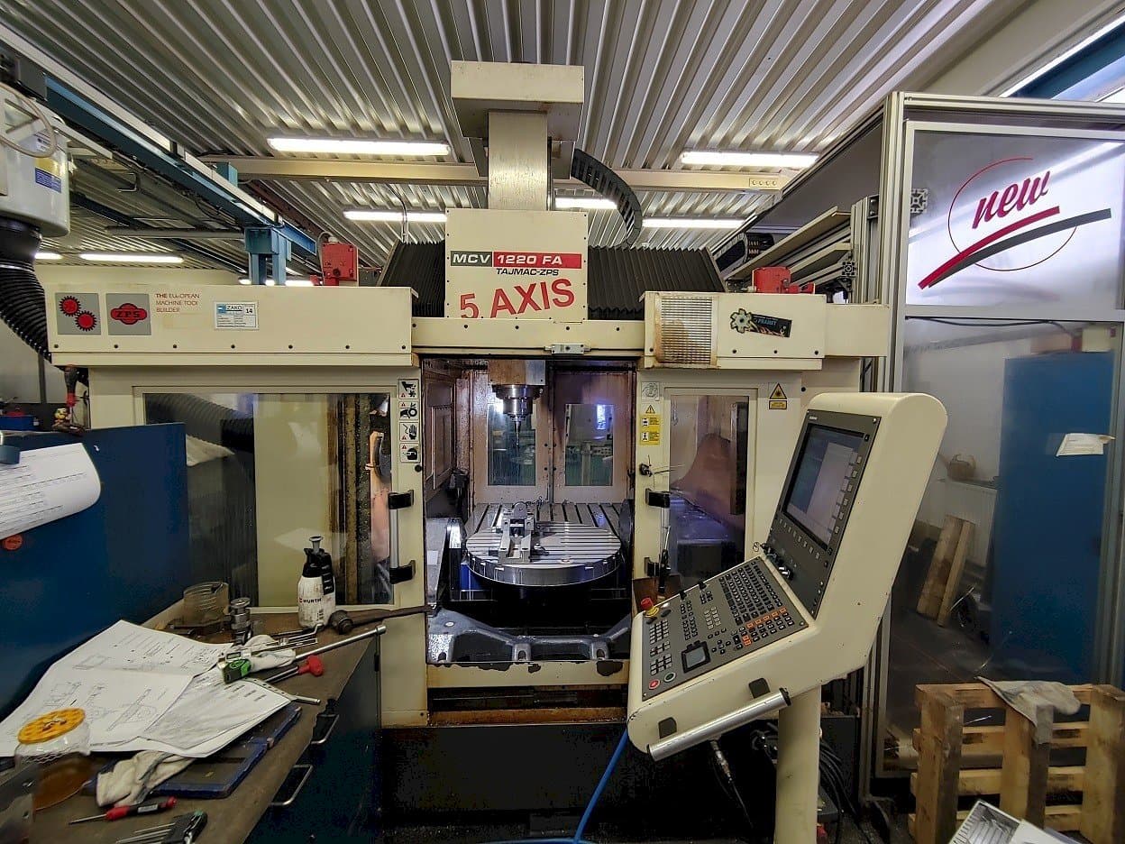 Vooraanzicht van TAJMAC-ZPS MCV 1220 machine