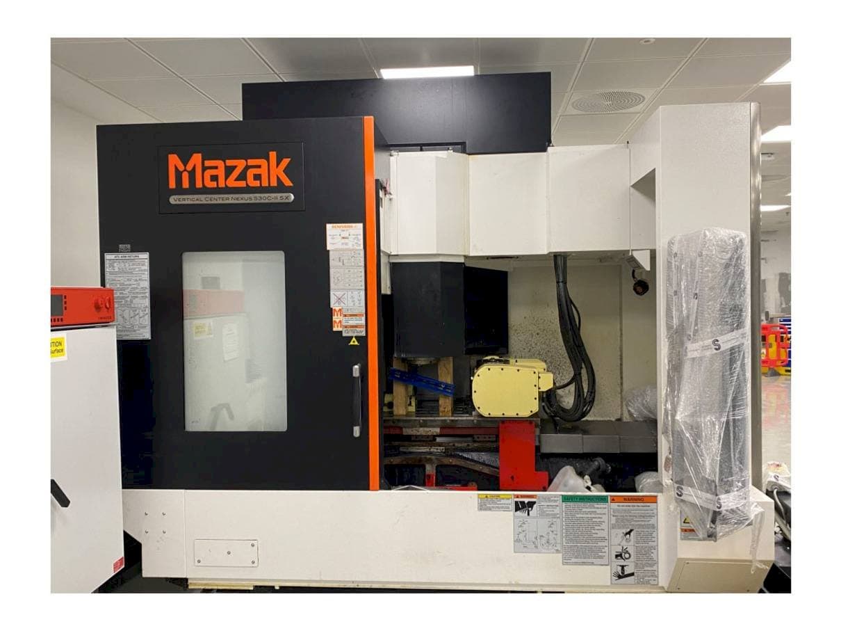 Vooraanzicht van Mazak Vertical Center Nexus 530C-II 5X machine