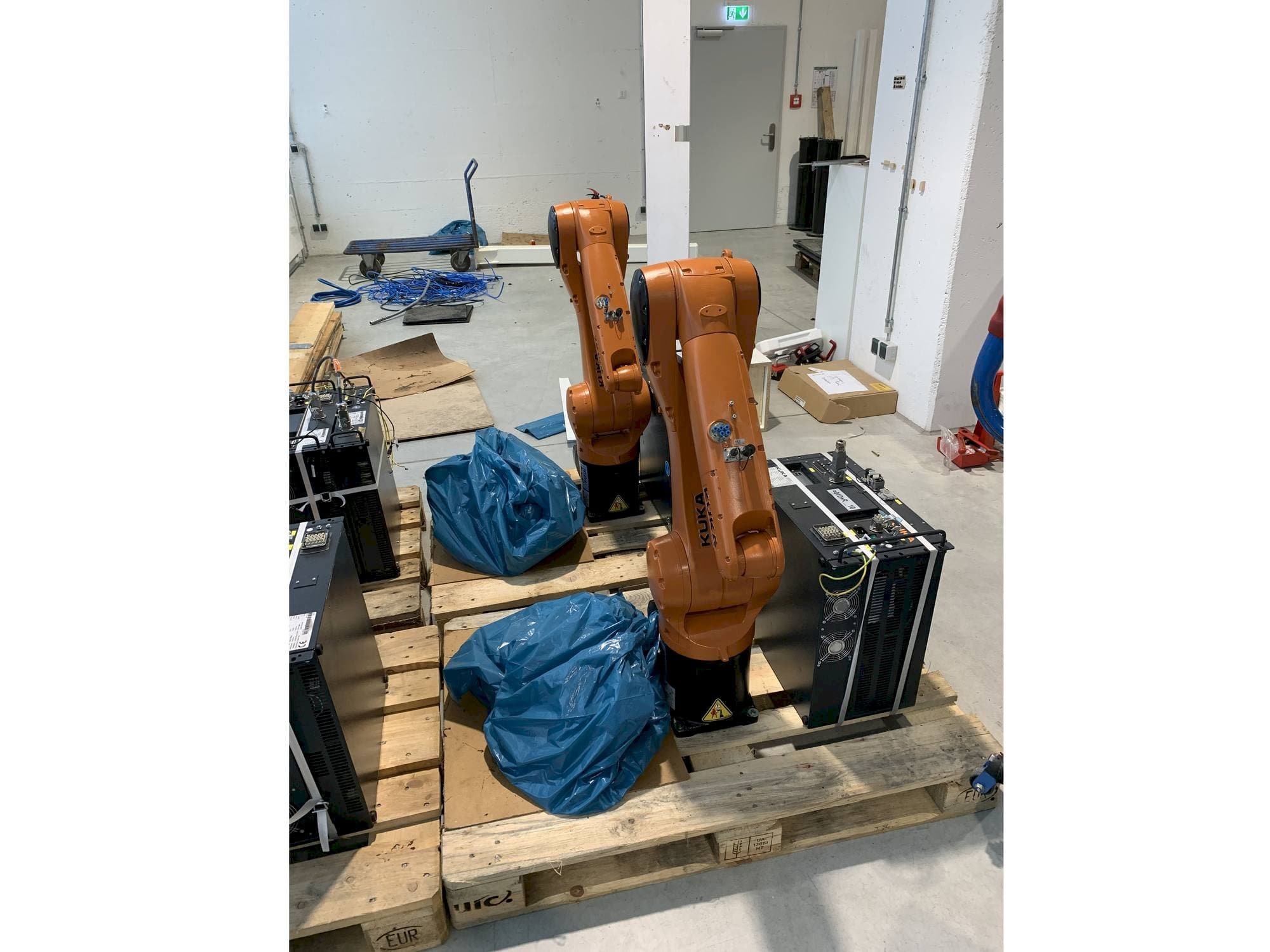 Vooraanzicht  van KUKA KR10 R1100 with KR C4 COMPACT Controller  machine