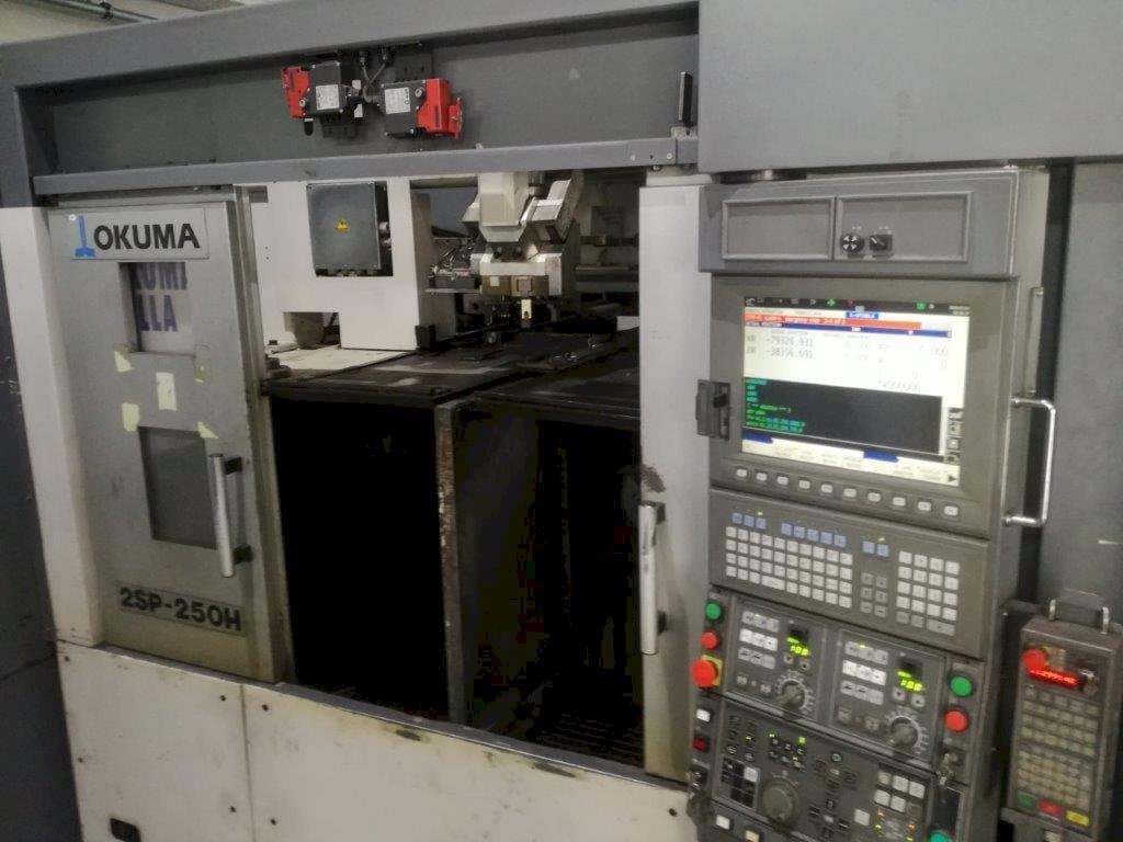 Vooraanzicht van Okuma 2SP-250H machine