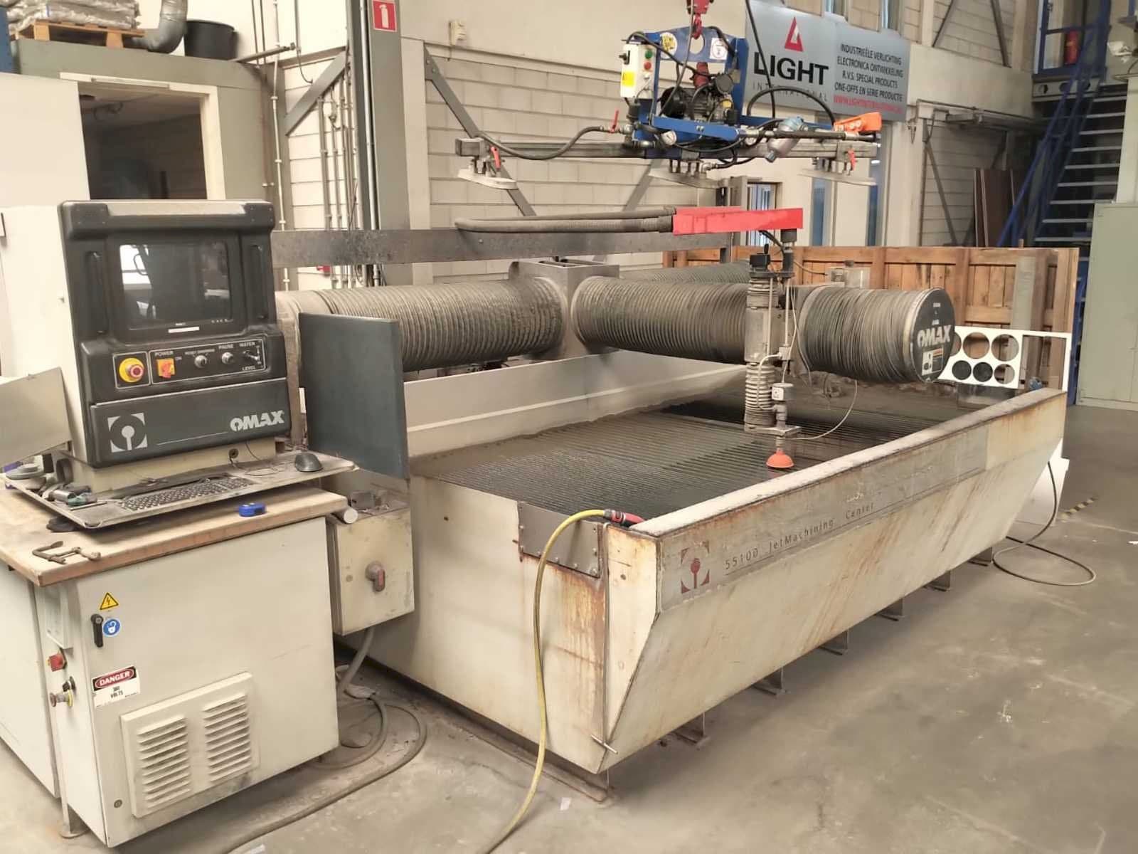 Vooraanzicht van OMAX 55100 machine
