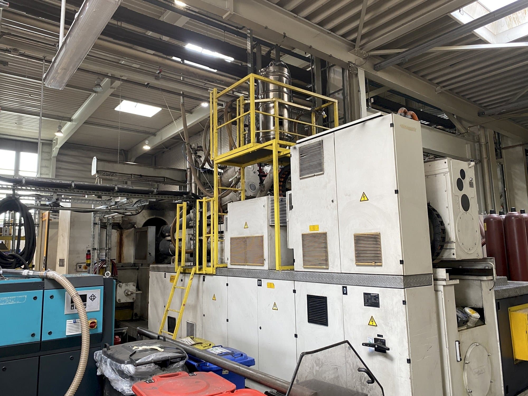 Vooraanzicht van Krauss Maffei 1600-12000-1400 MZ machine