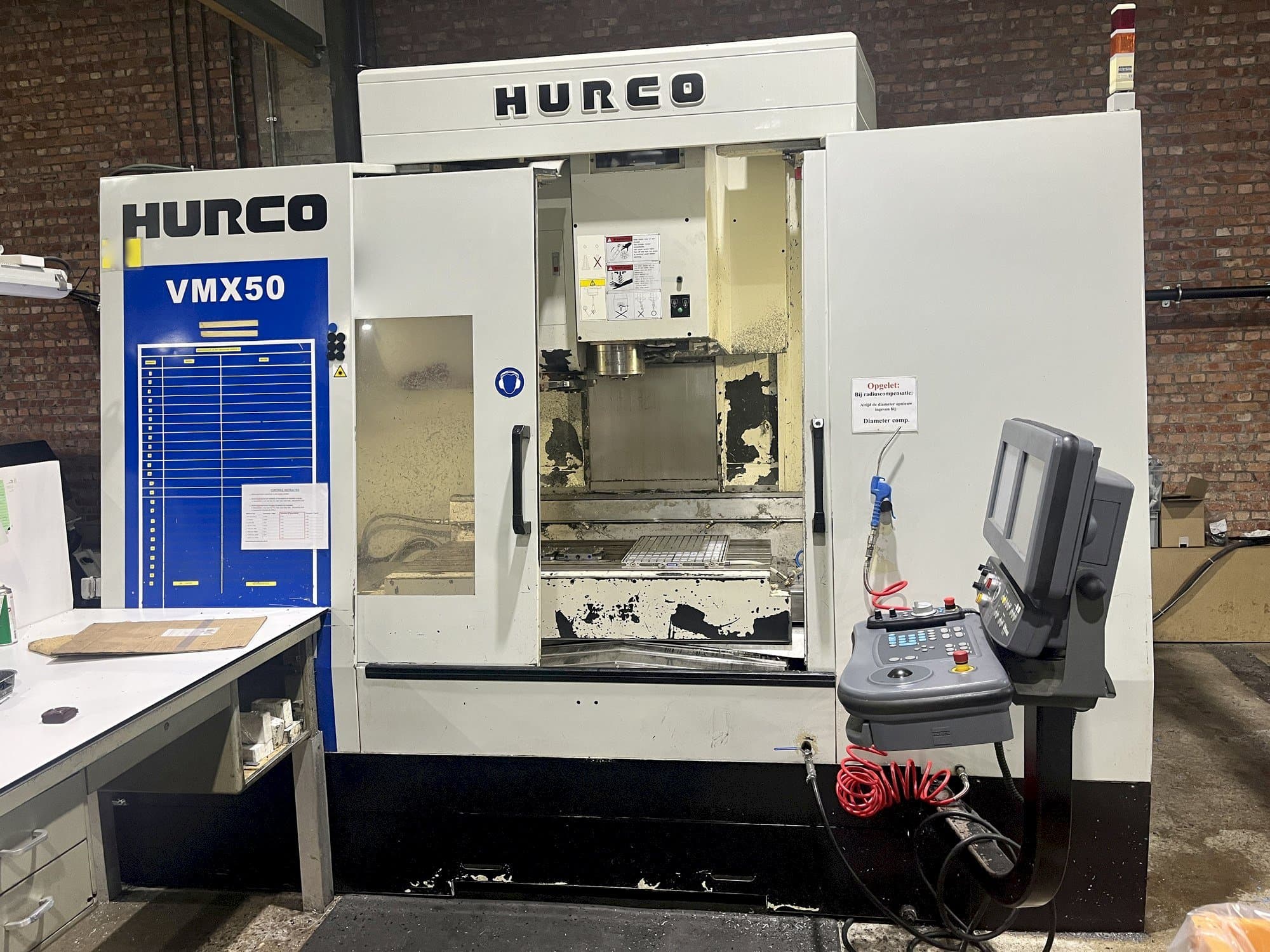 Vooraanzicht van Hurco VMX50 machine