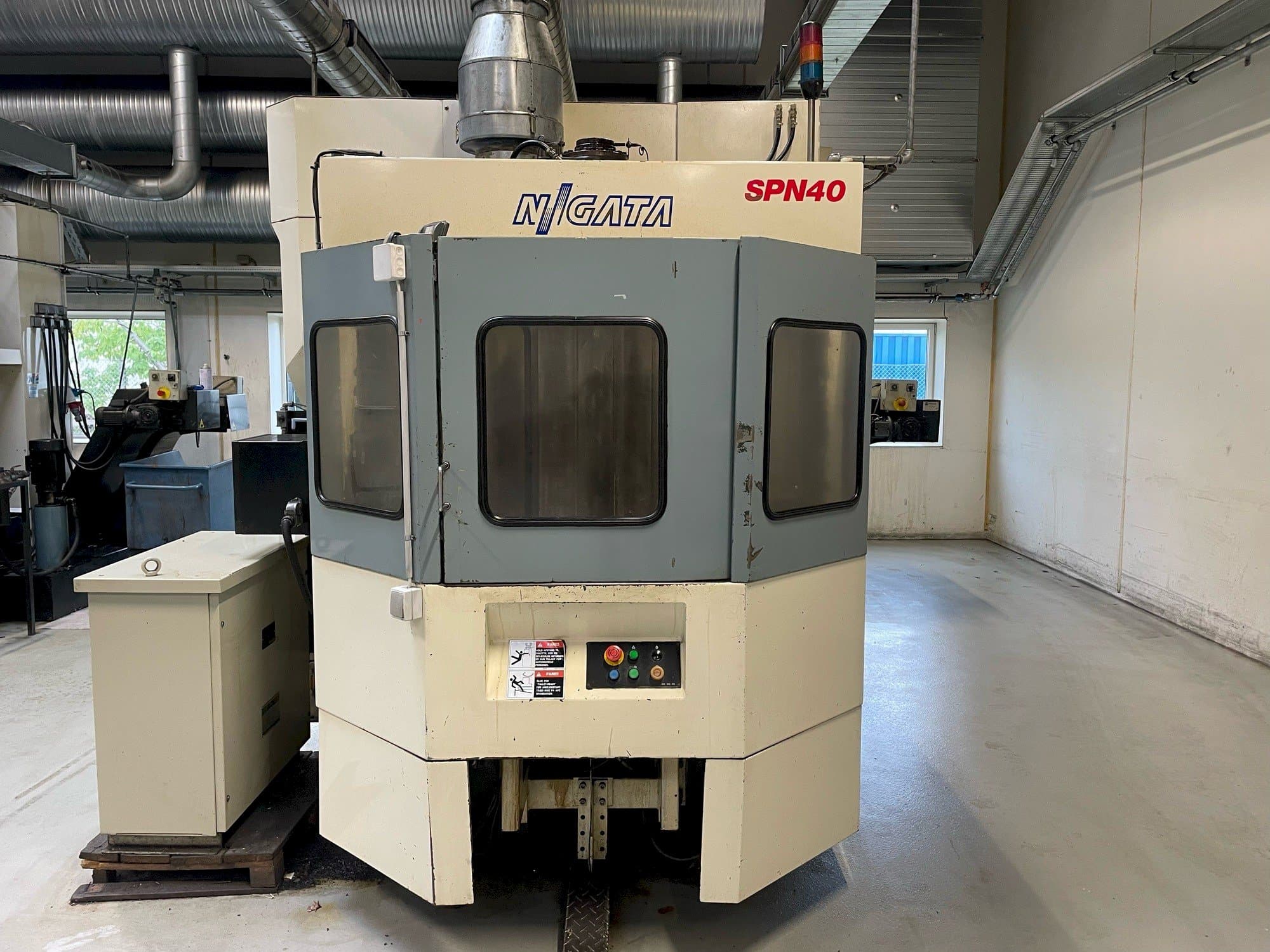 Vooraanzicht van Niigata SPN 40 machine
