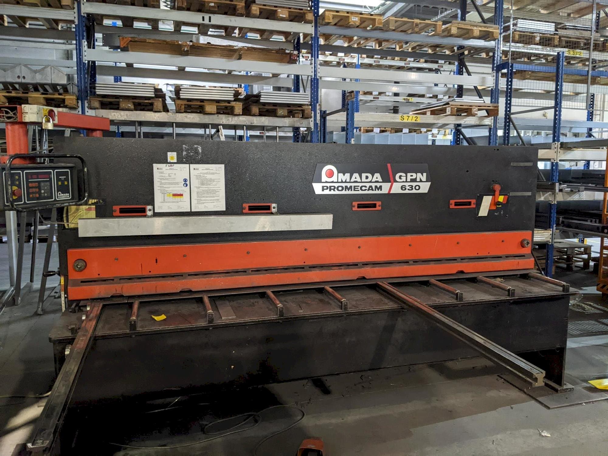 Vooraanzicht van AMADA Promecam Gpn 630 machine