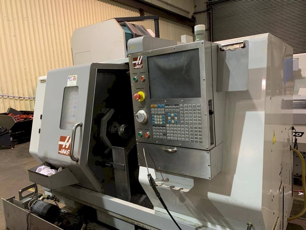 Vooraanzicht van HAAS SL-20 machine