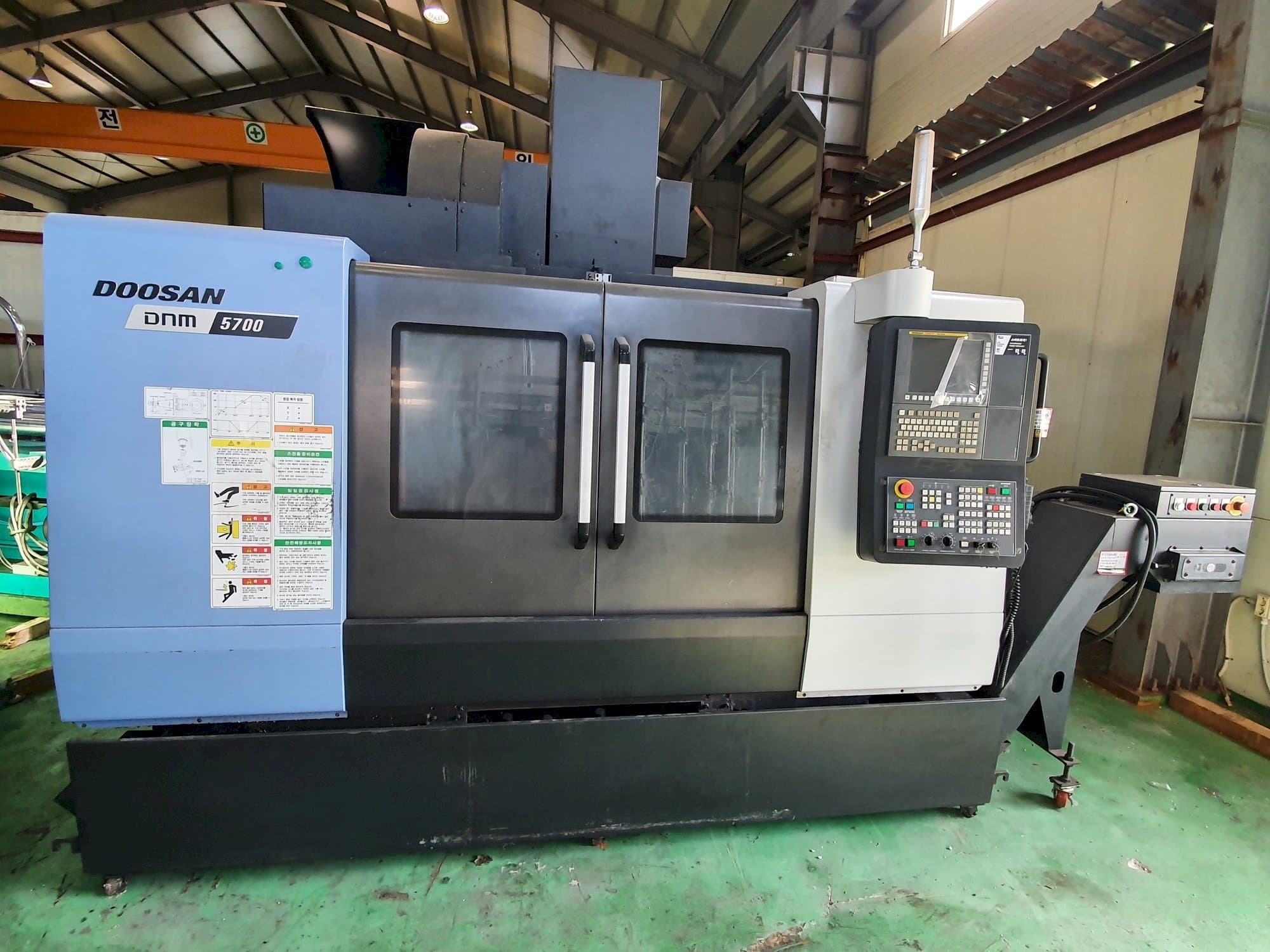 Vooraanzicht van Doosan DNM5700 machine