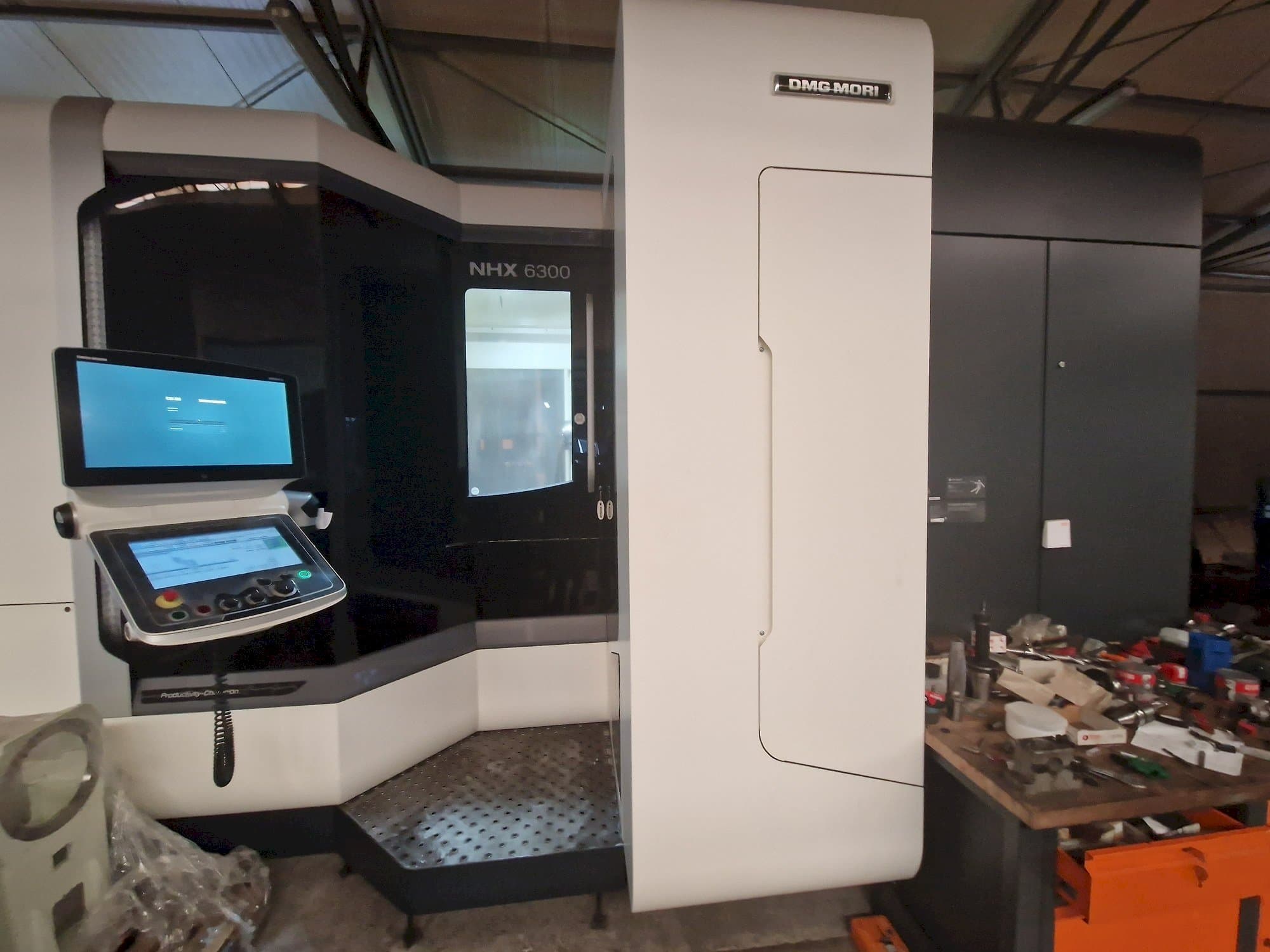 Vooraanzicht van DMG MORI NHX6300 machine