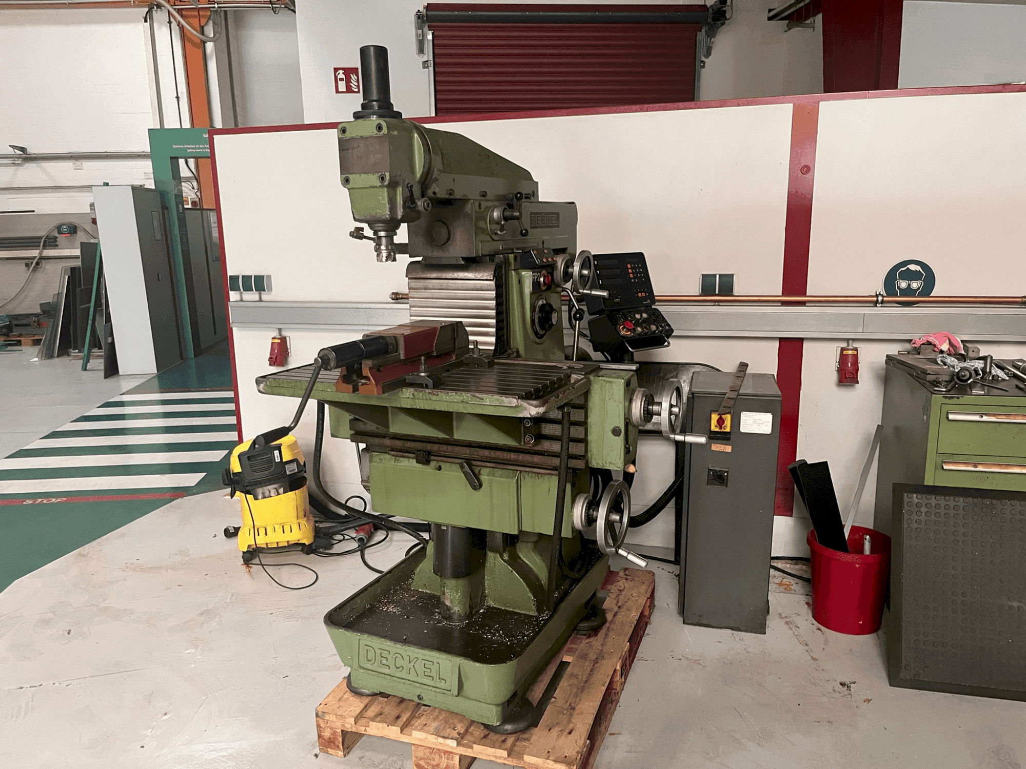 Vooraanzicht van DECKEL FP2 machine