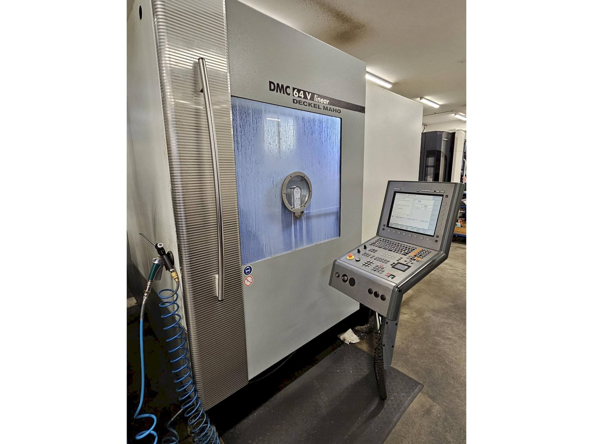 Vooraanzicht van DMG DMC64V machine