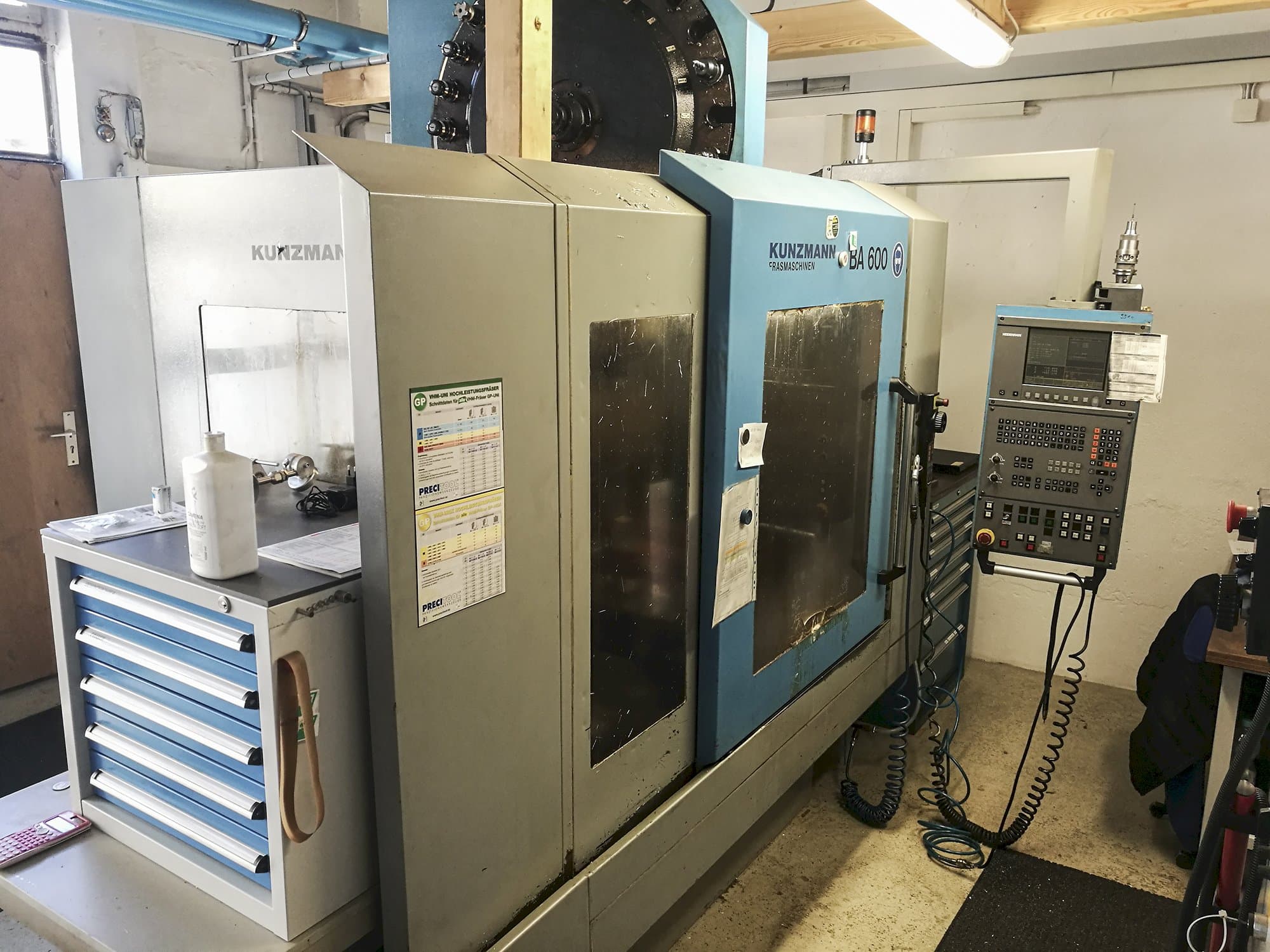 Links zicht van KUNZMANN BA600 machine