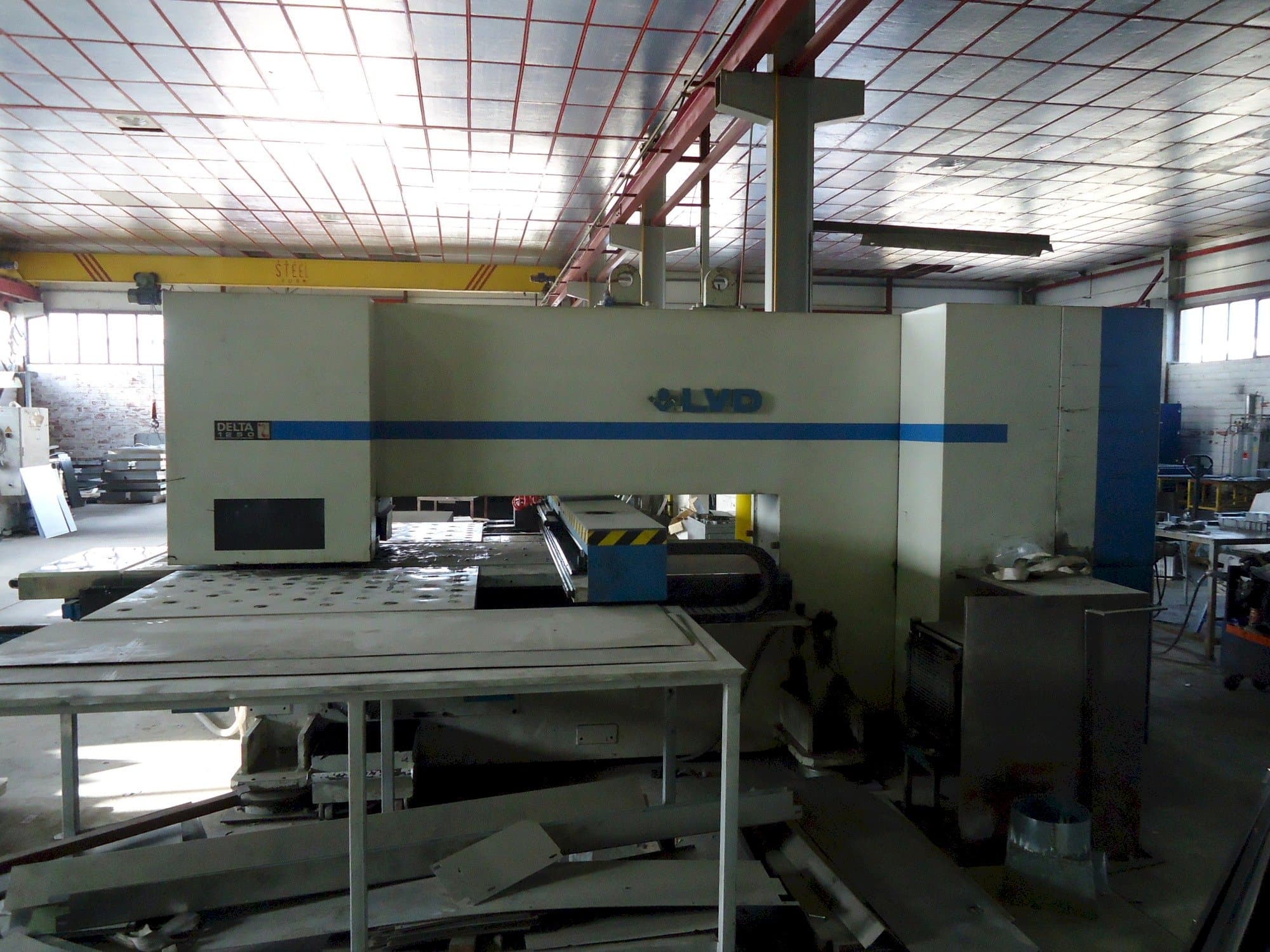 Vooraanzicht van LVD delta 1250 machine