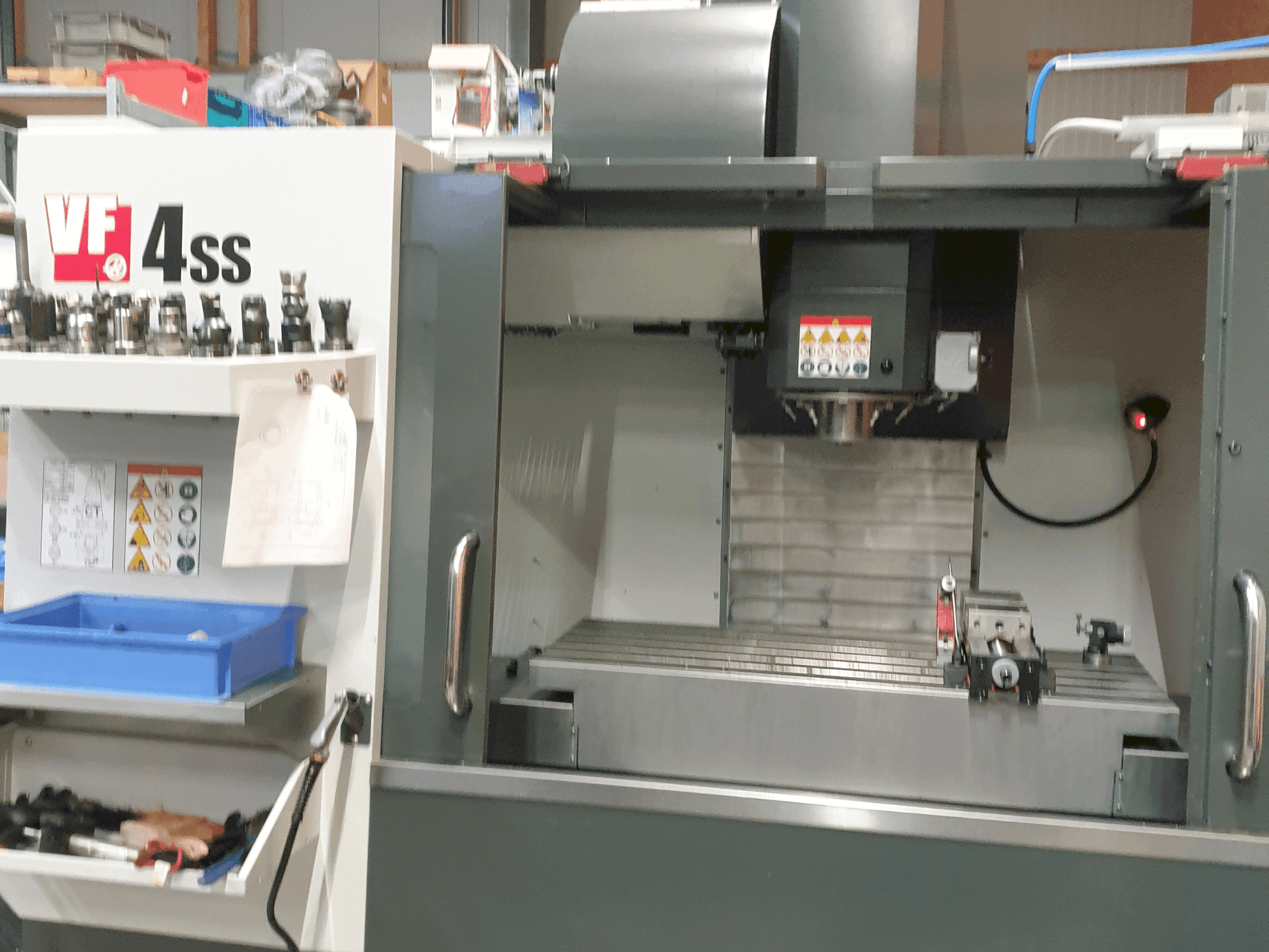 Vooraanzicht  van HAAS VF 4 SS  machine