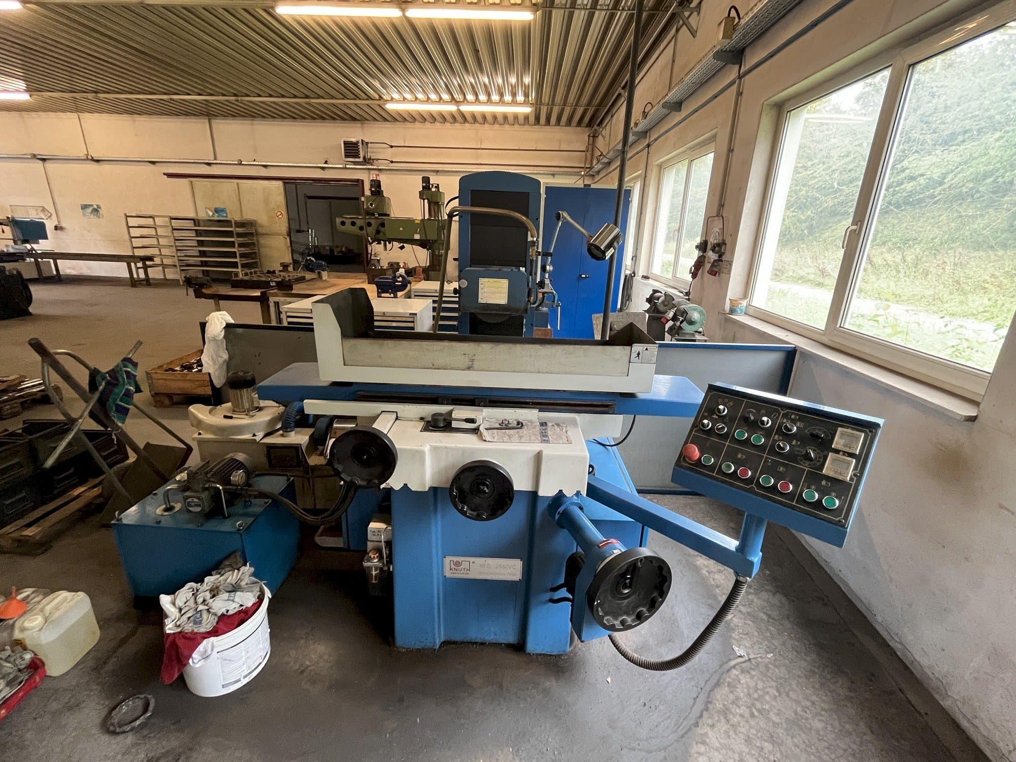 Vooraanzicht van KNUTH HFS 2550 VC machine