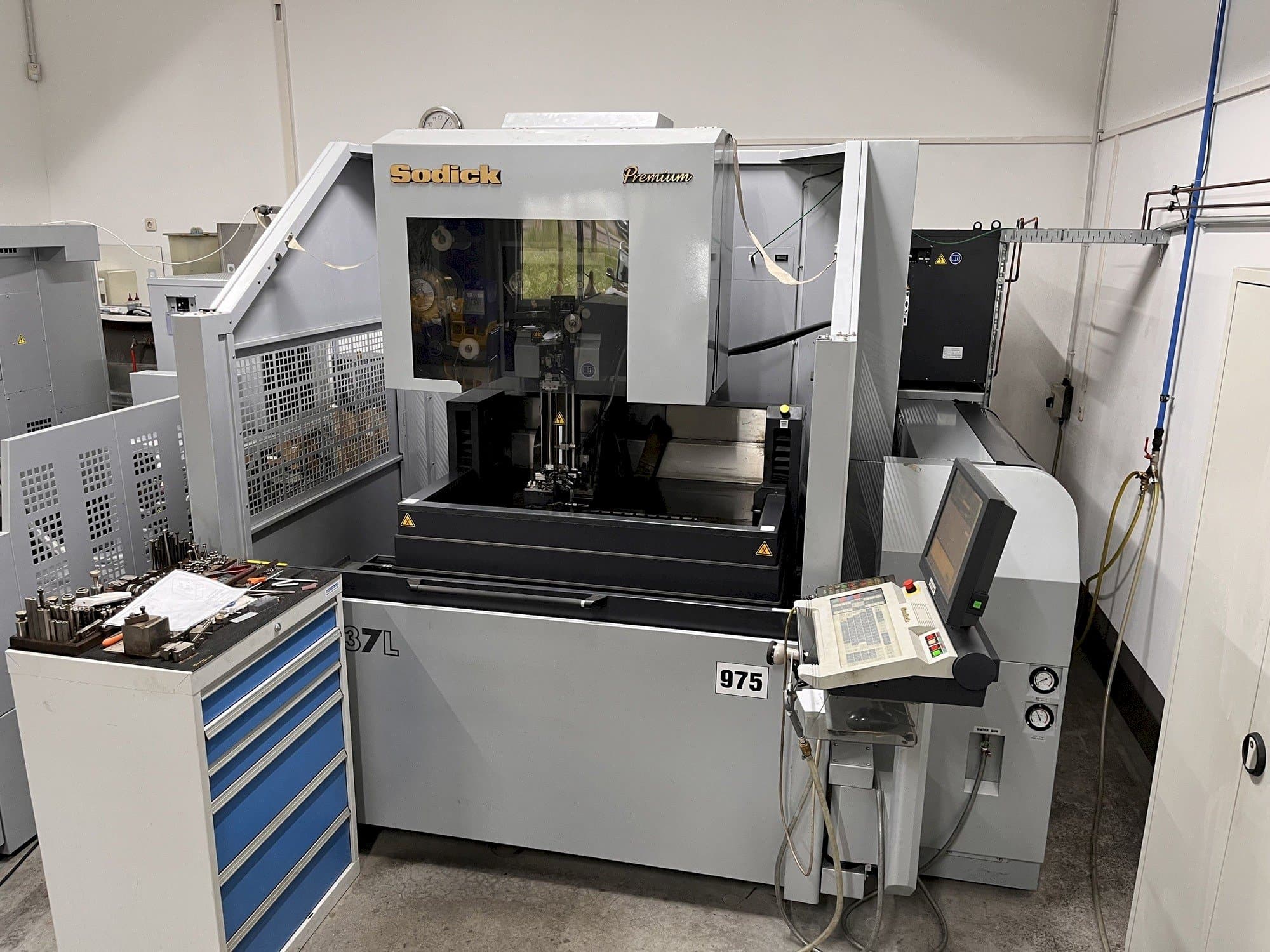 Vooraanzicht van Sodick AQ537L machine