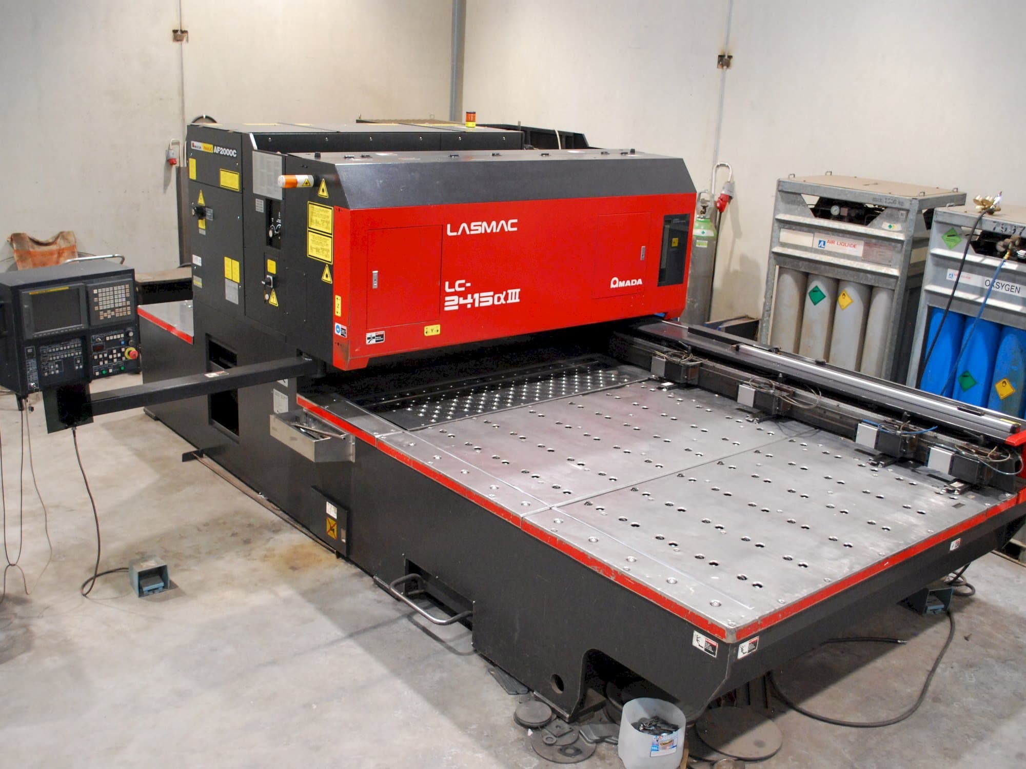 Vooraanzicht van AMADA LC 2415 Alpha III machine