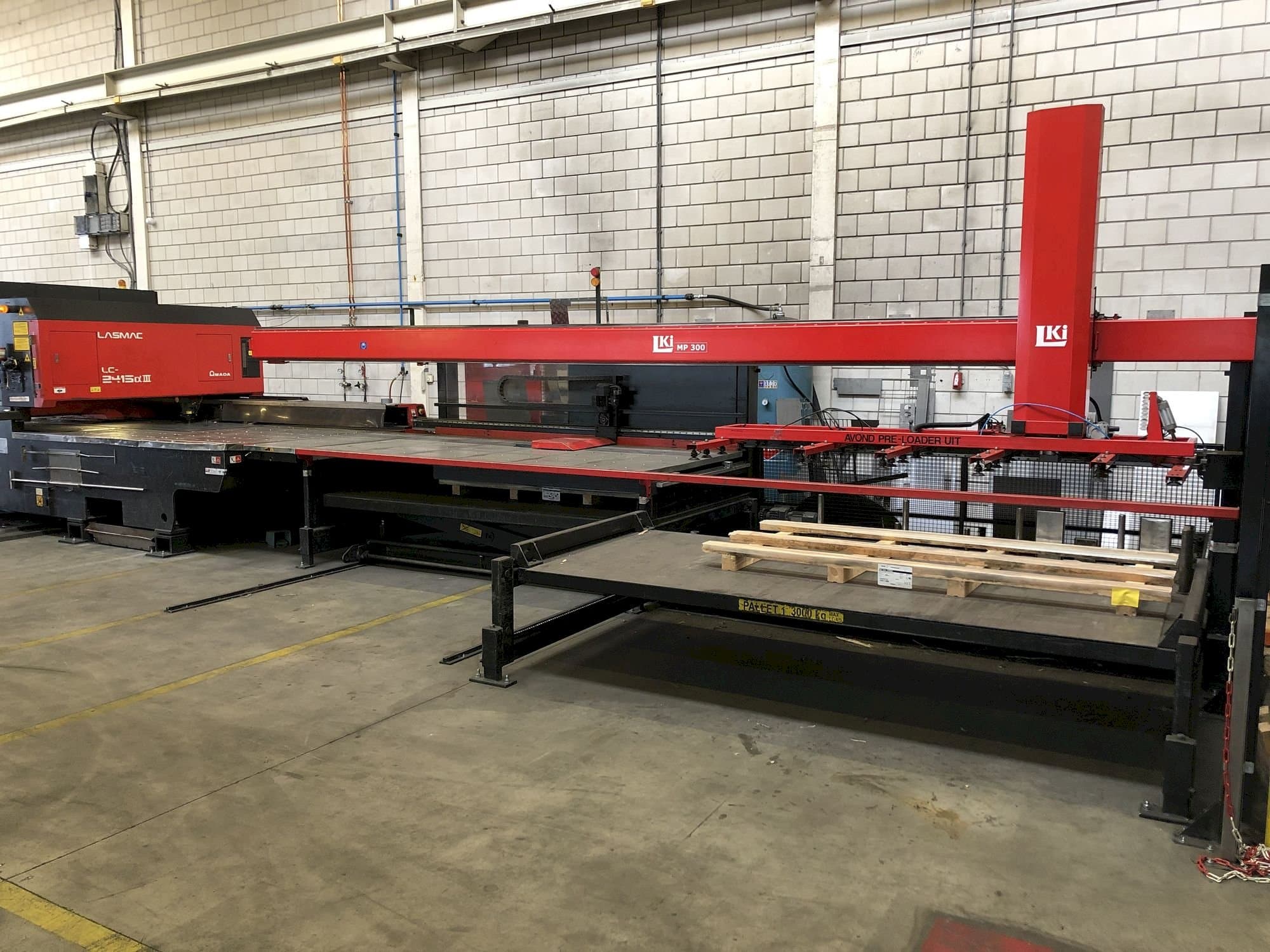 Vooraanzicht van AMADA LC2415 ALPHA III machine