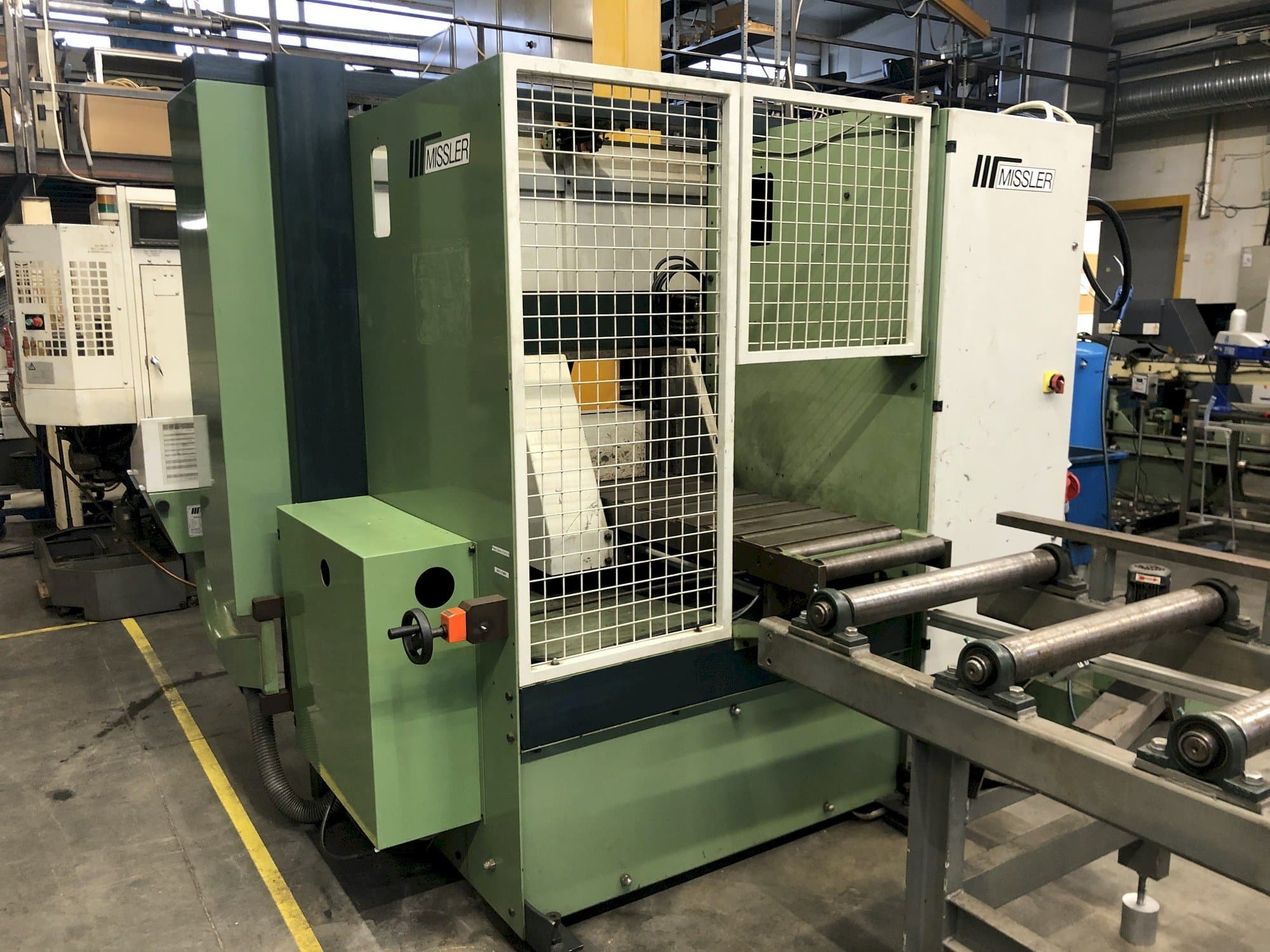 Vooraanzicht van Missler DEB 410 machine