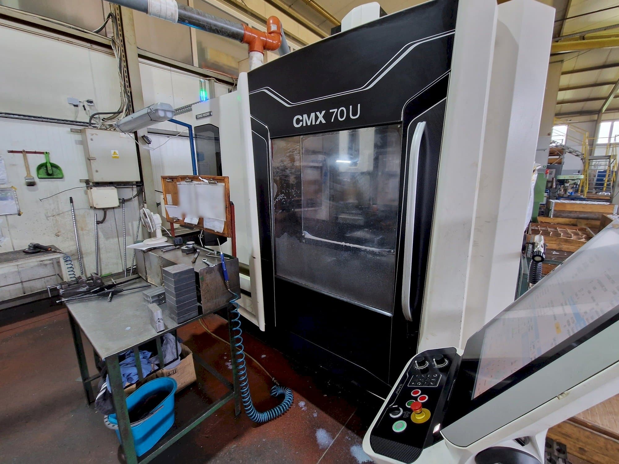 Vooraanzicht van DMG MORI CMX 70 U machine