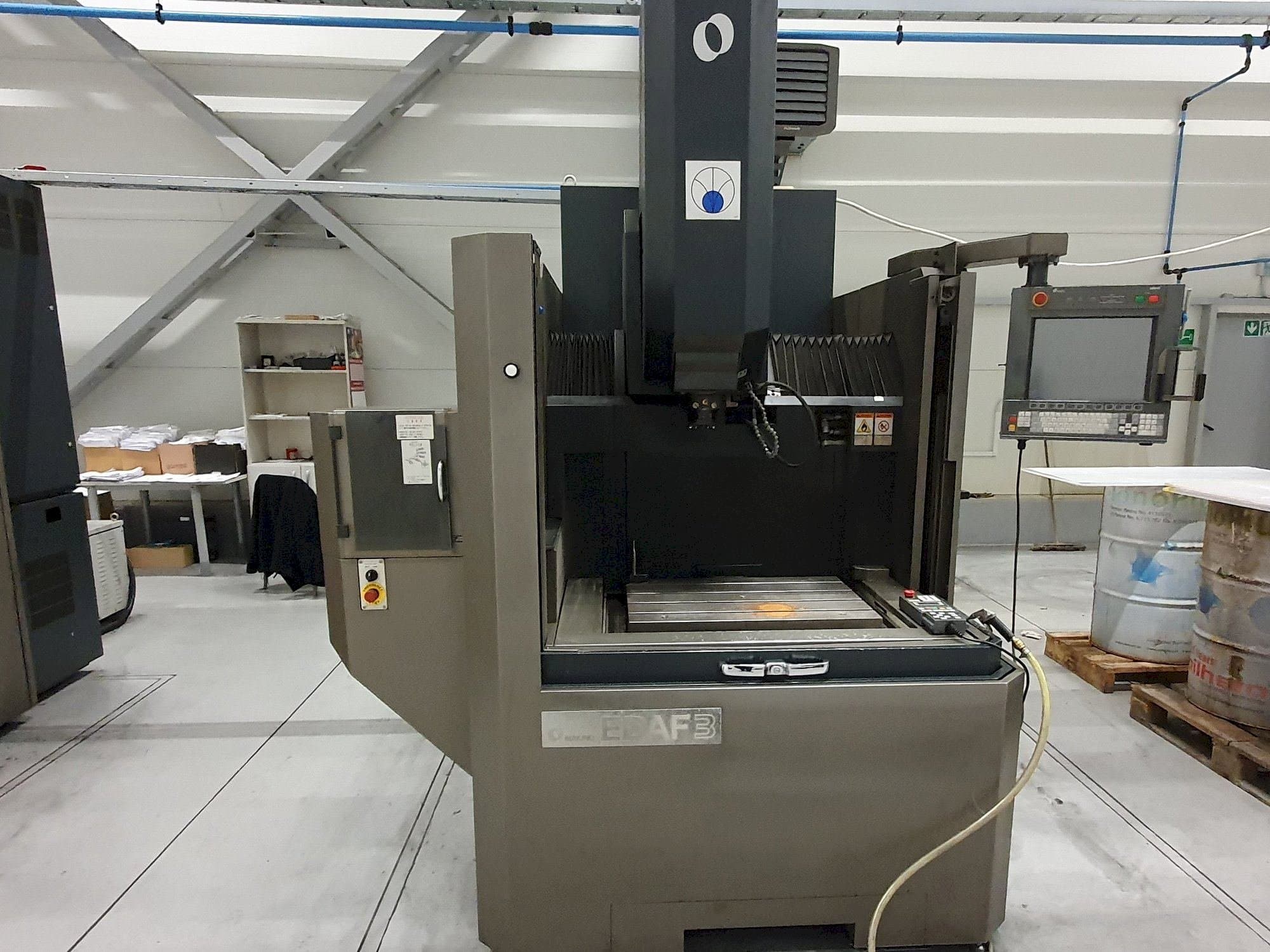 Vooraanzicht van Makino EDAF3 machine