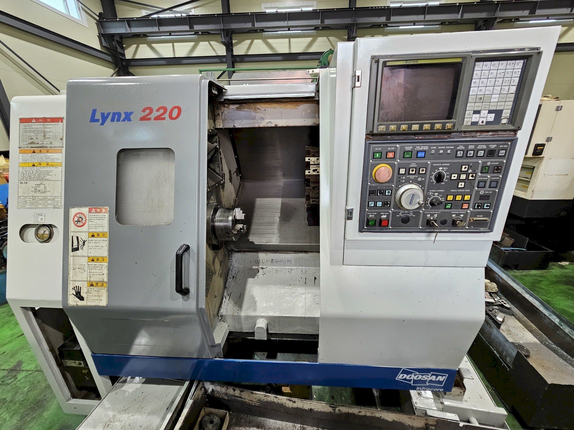 Vooraanzicht van Doosan Lynx 220A machine