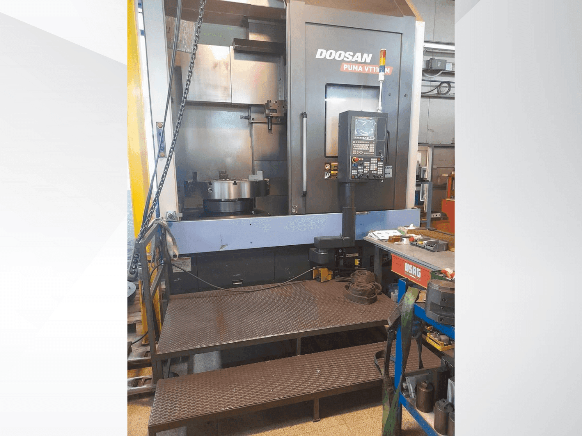 Vooraanzicht van DOOSAN VT1100M machine