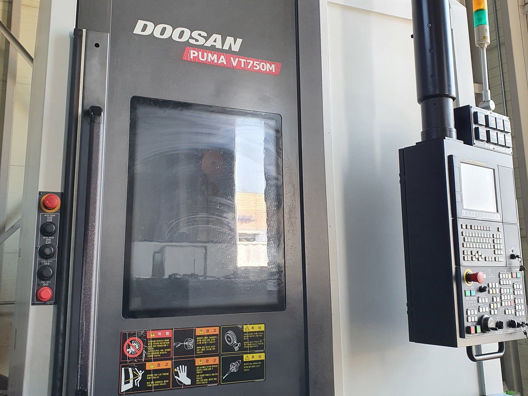 Vooraanzicht van Doosan VT750M machine