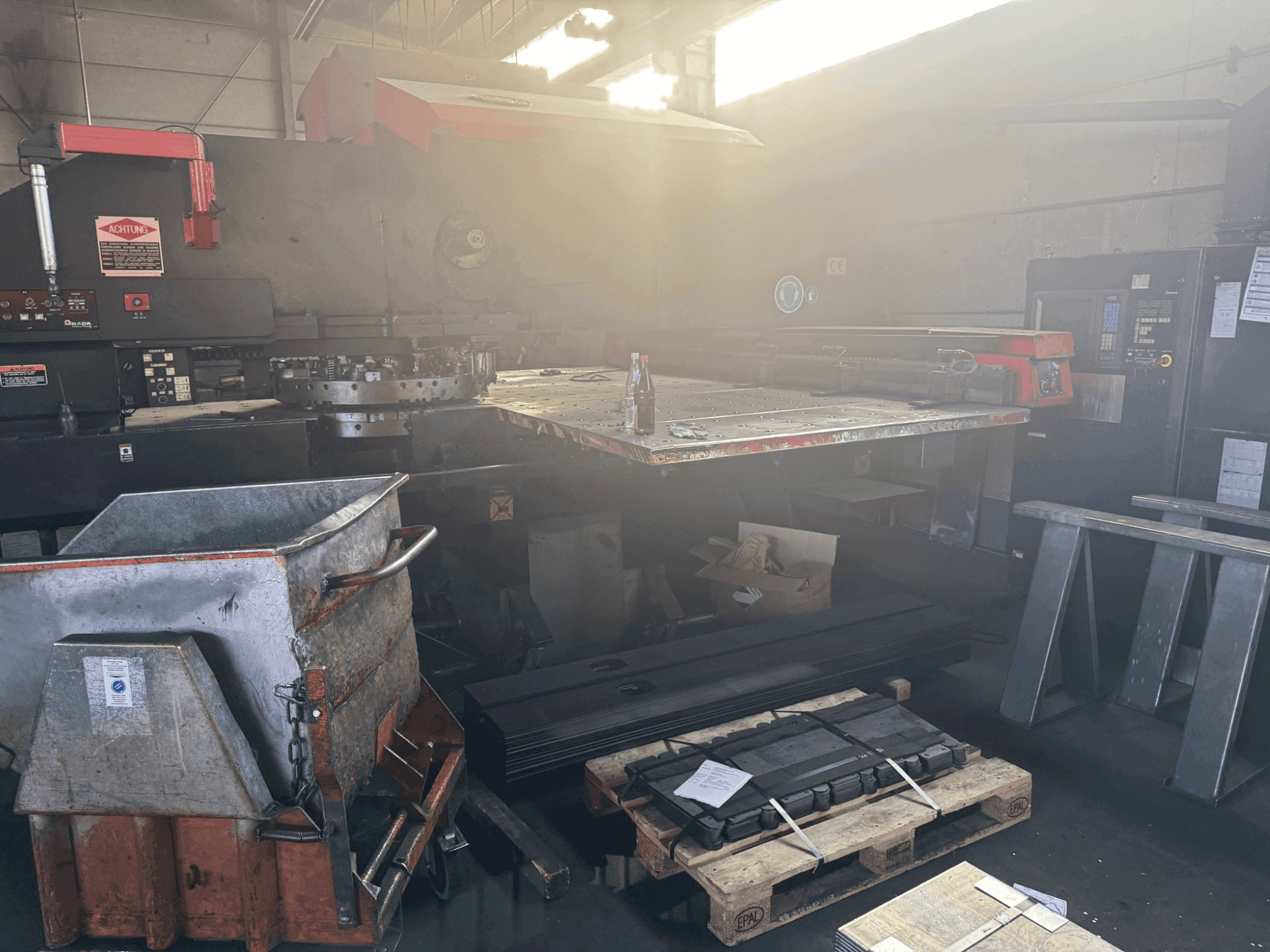 Vooraanzicht  van AMADA PEGA 306072 2000MM  machine