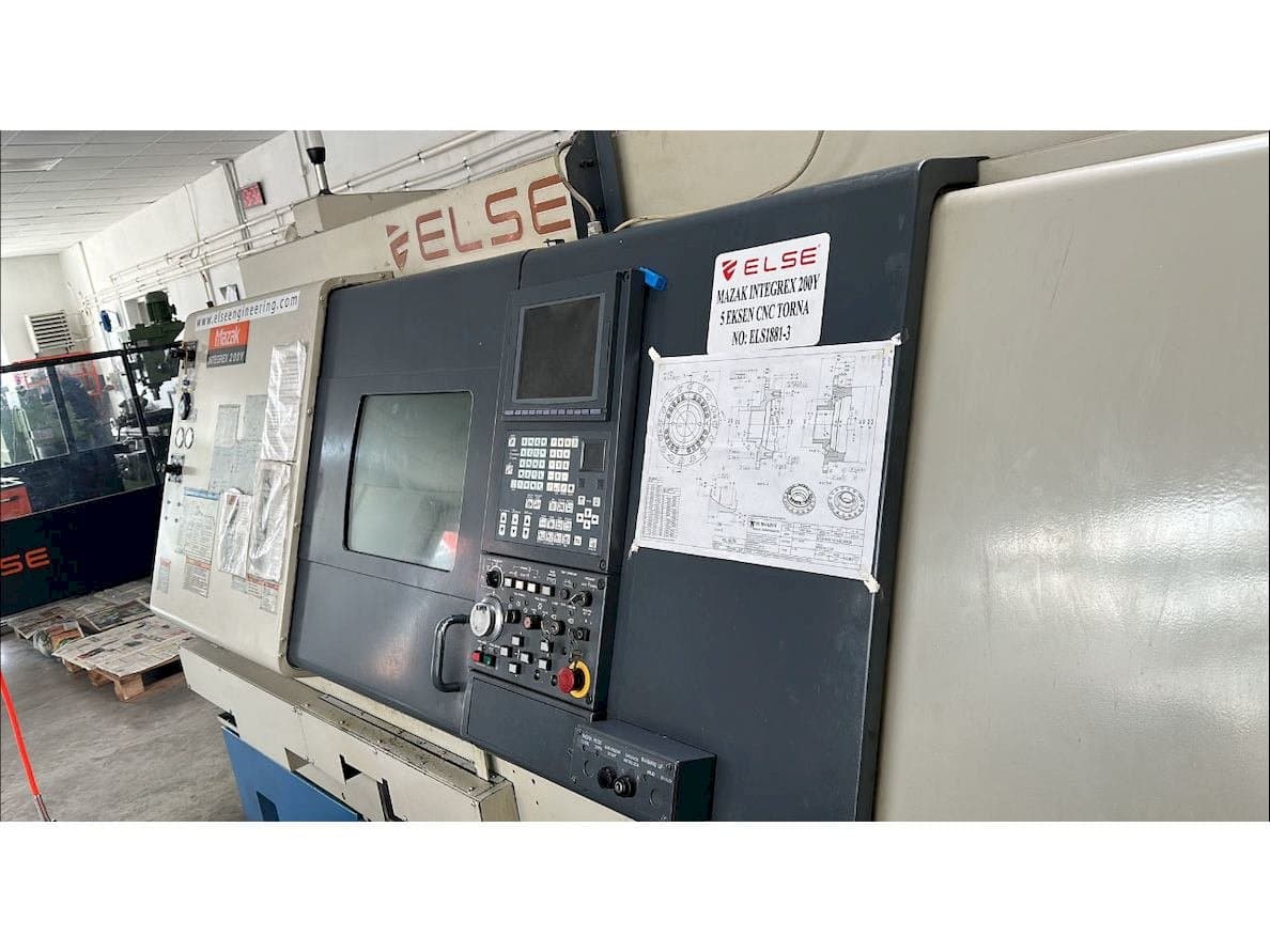 Vooraanzicht  van Mazak Integrex 200Y  machine