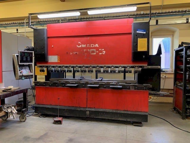 Vooraanzicht van AMADA HFE 100-3 machine