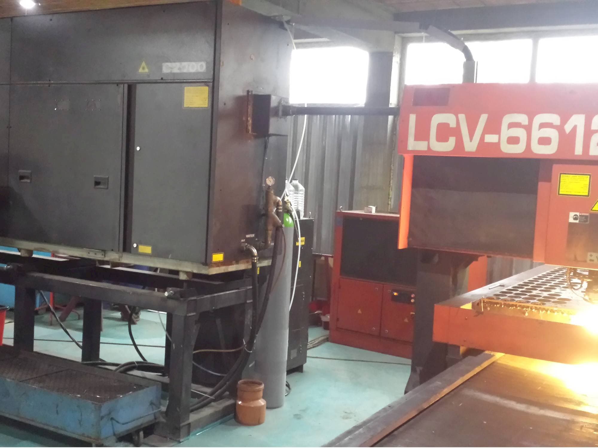Vooraanzicht van AMADA LCV 6612 II machine