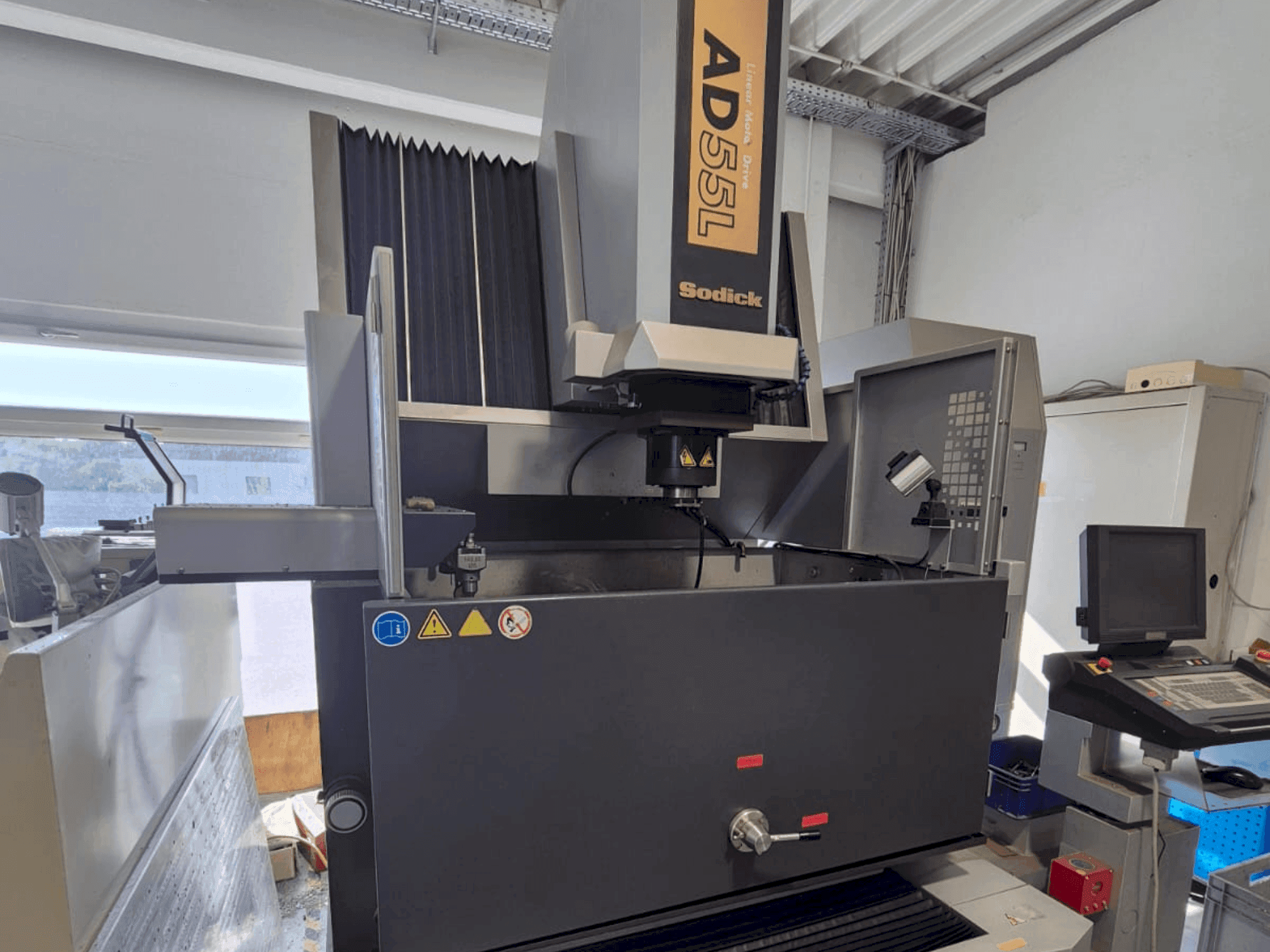 Vooraanzicht van Sodick AD 55 L machine