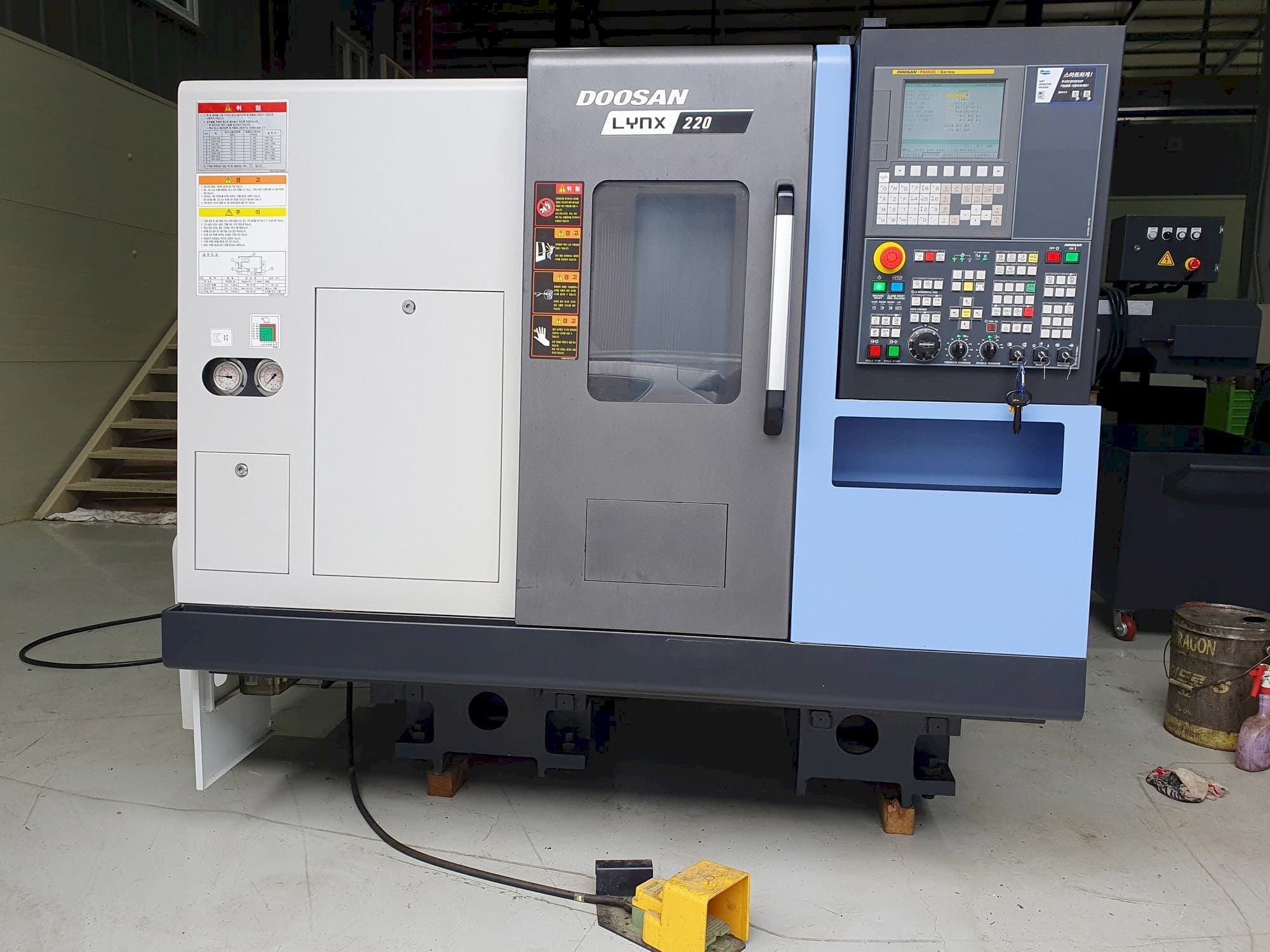 Vooraanzicht van Doosan LYNX220C machine