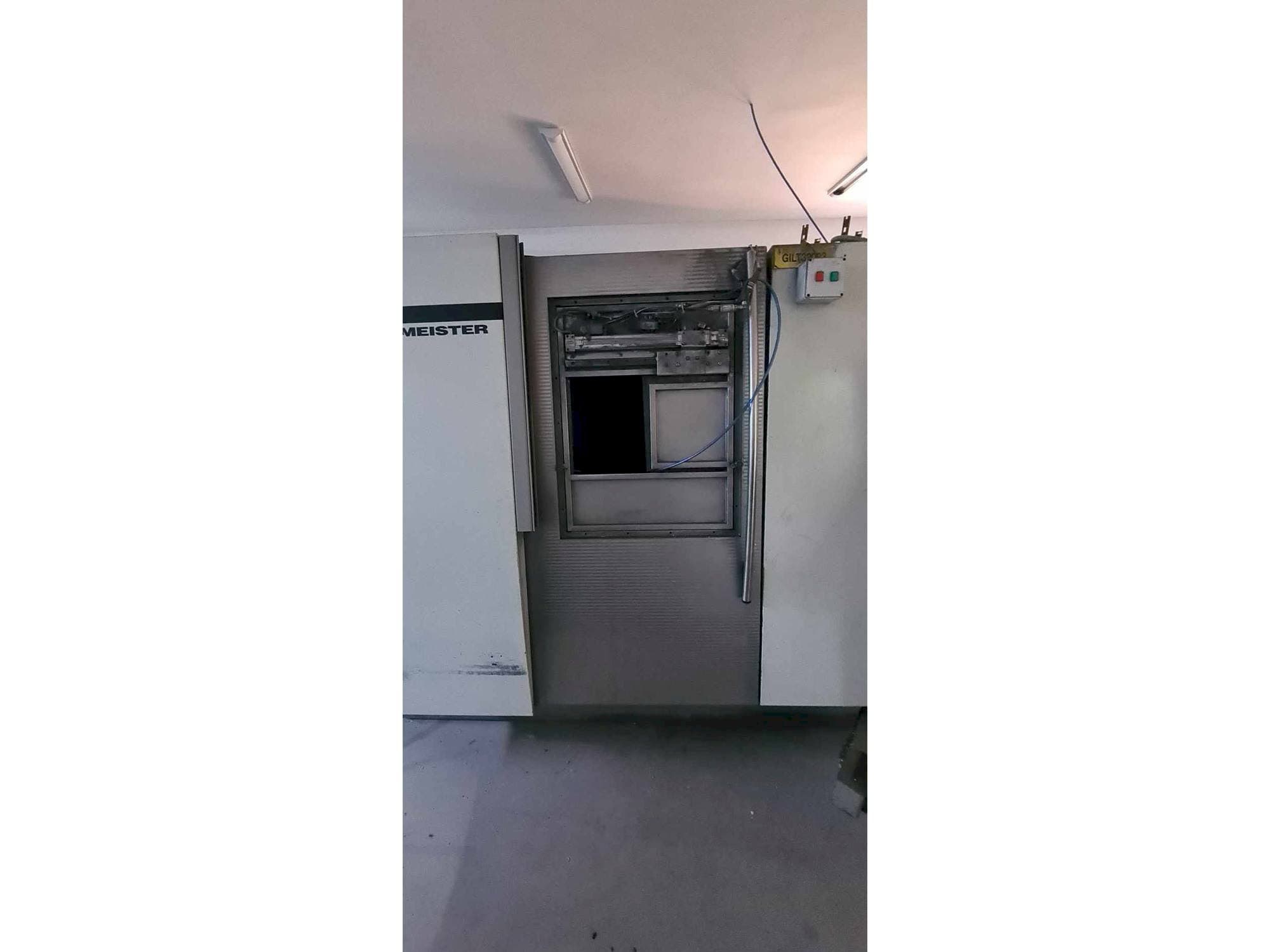 Vooraanzicht van Gildemeister TWIN 32 machine