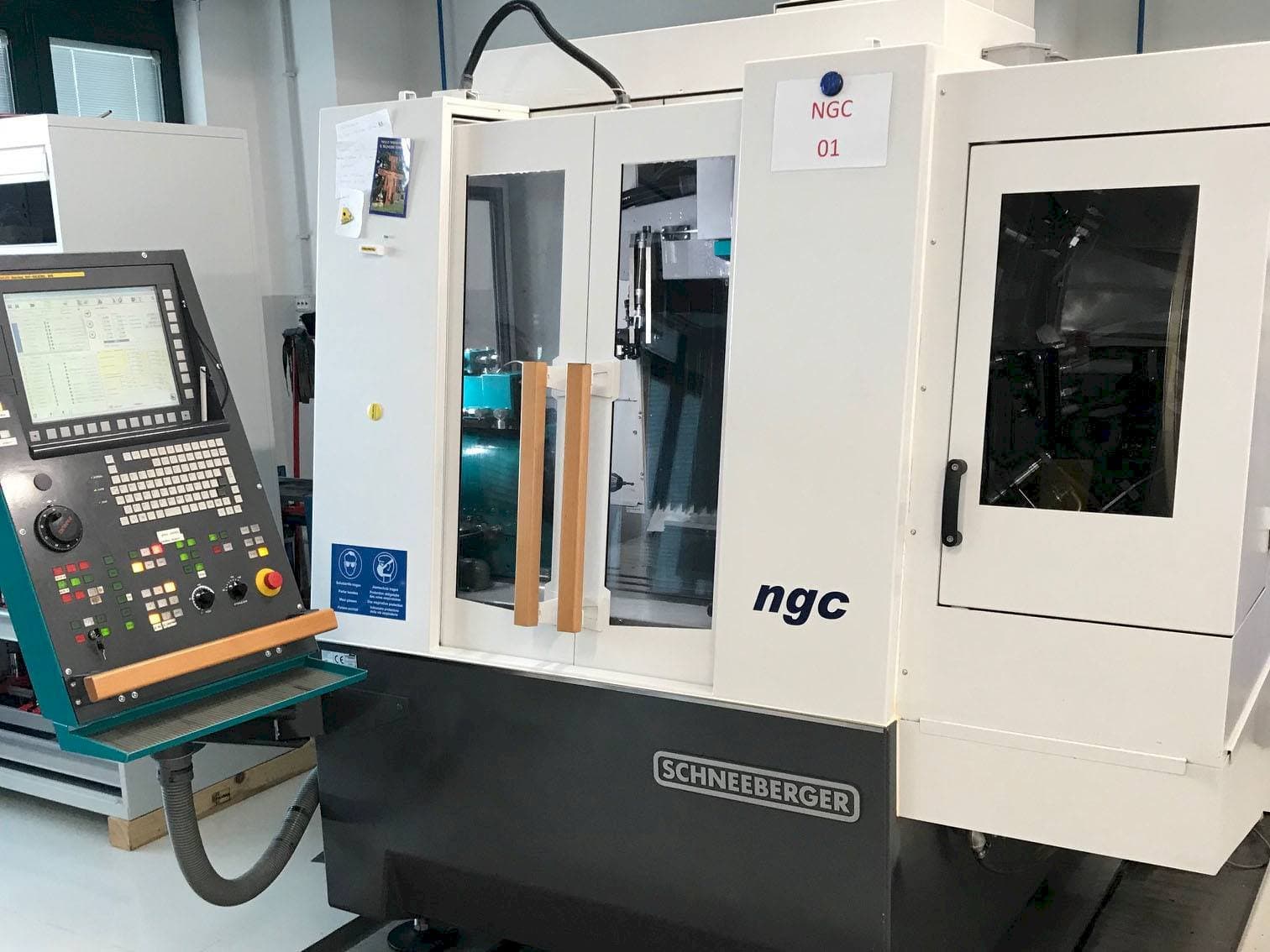 Vooraanzicht van Schneeberger NGC machine