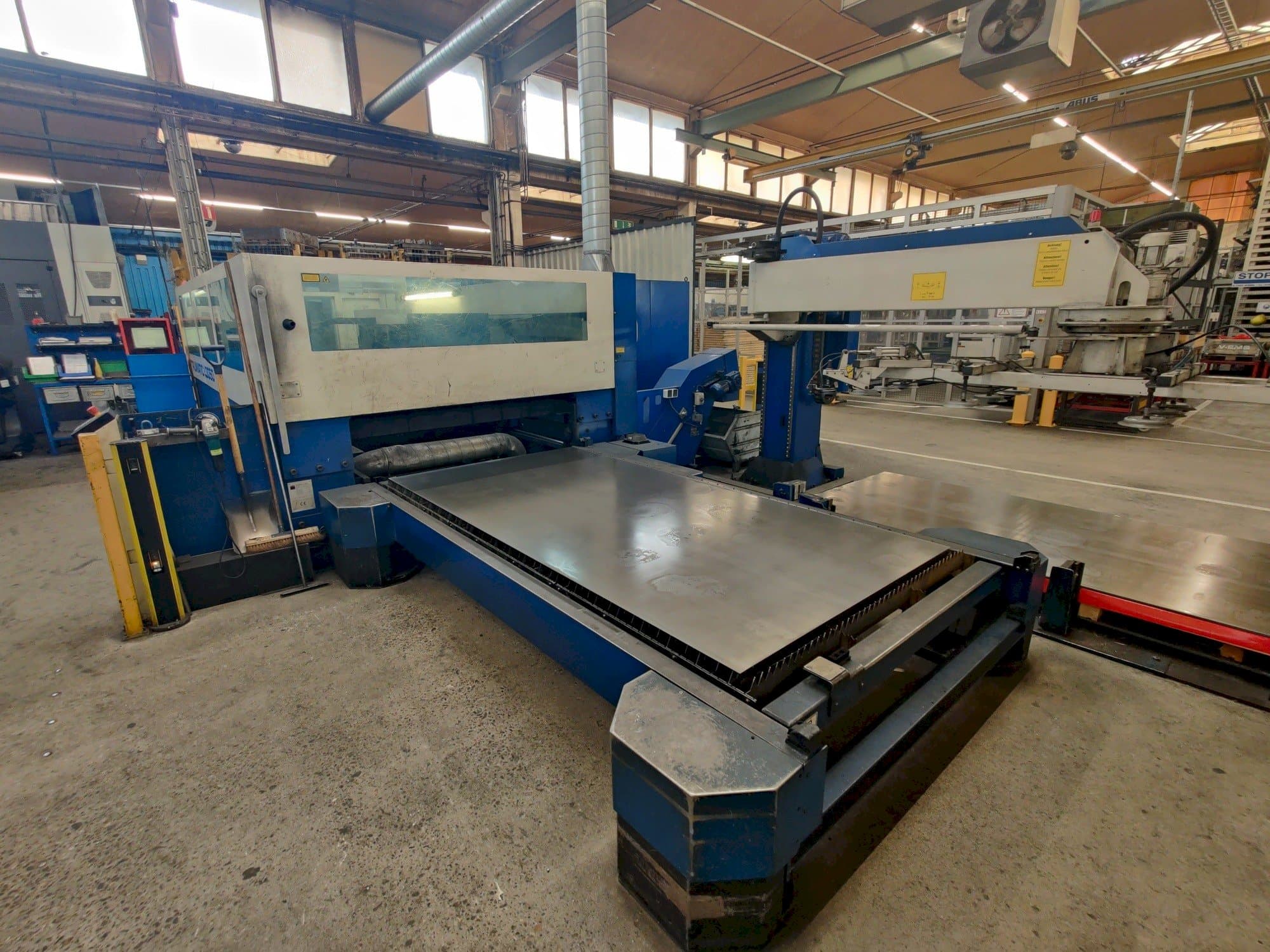 Vooraanzicht van Trumpf Trumatic L3050 machine