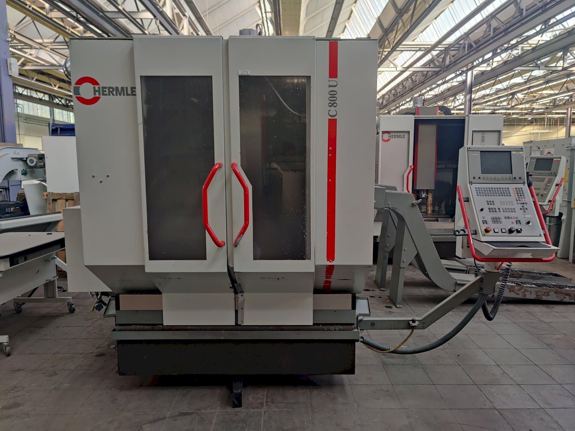Vooraanzicht van HERMLE C800U machine