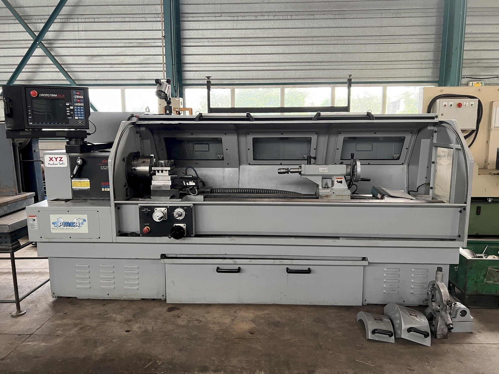 Vooraanzicht van XYZ PROTURN SLX 425-2M machine