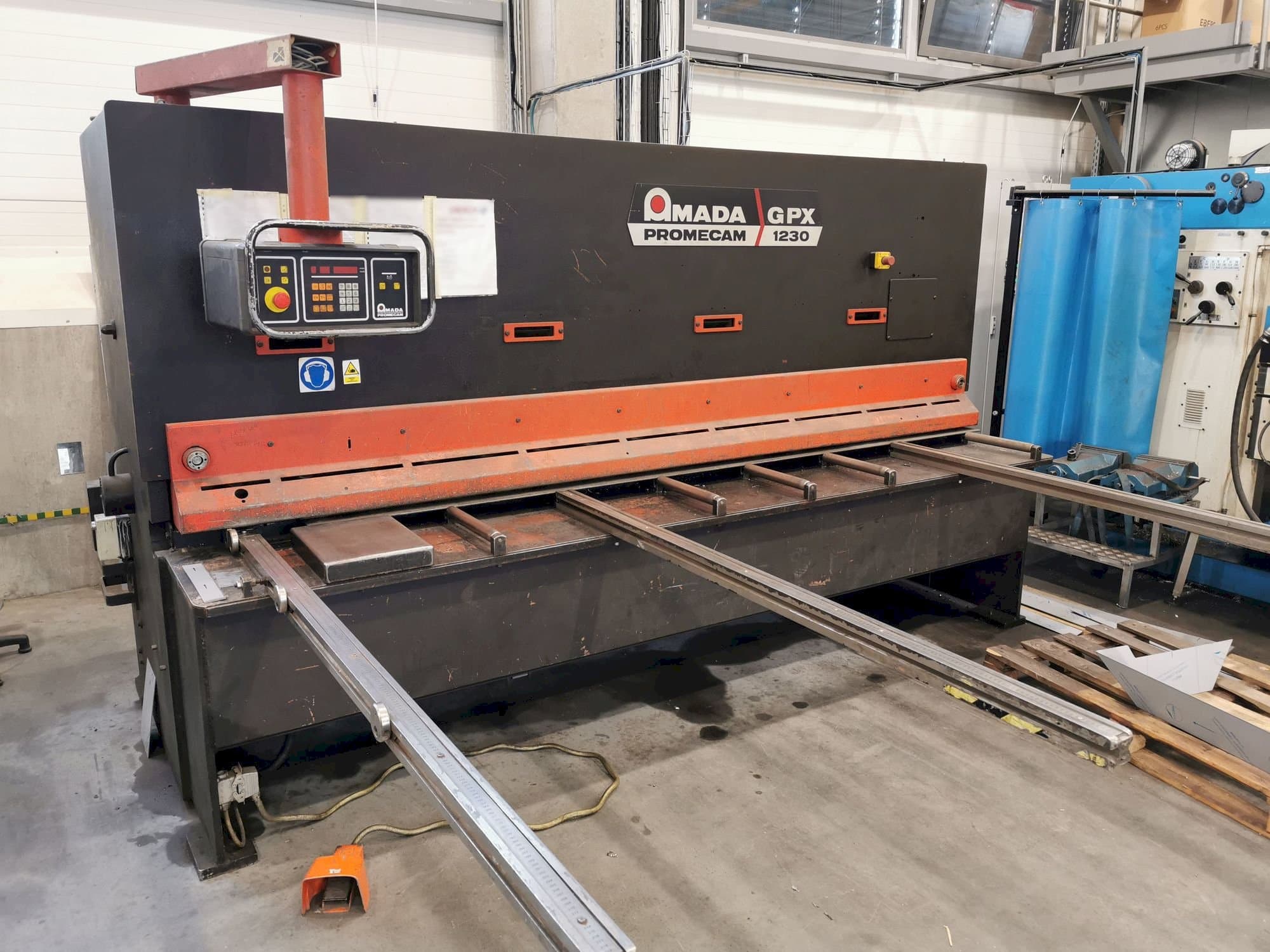 Vooraanzicht van AMADA GPX 1230 machine